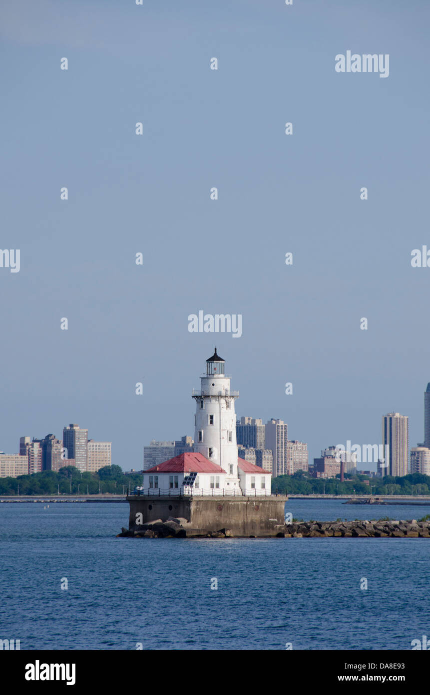 Illinois, Chicago, Lake Michigan Blick auf die Skyline von Chicago mit dem Chicago-Hafen-Leuchtturm. Stockfoto