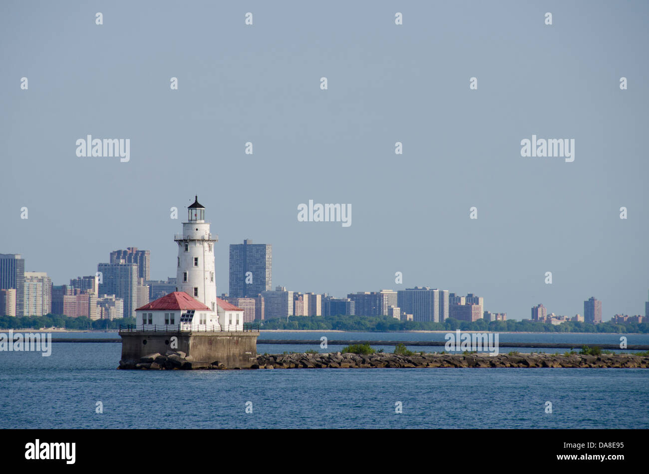 Illinois, Chicago, Lake Michigan Blick auf die Skyline von Chicago mit dem Chicago-Hafen-Leuchtturm. Stockfoto