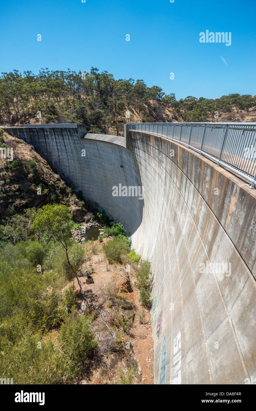 Die Sturt Schlucht Hochwasserschutz Damm Hochwasser Großveranstaltungen im Sturt River zu verhindern. Stockfoto