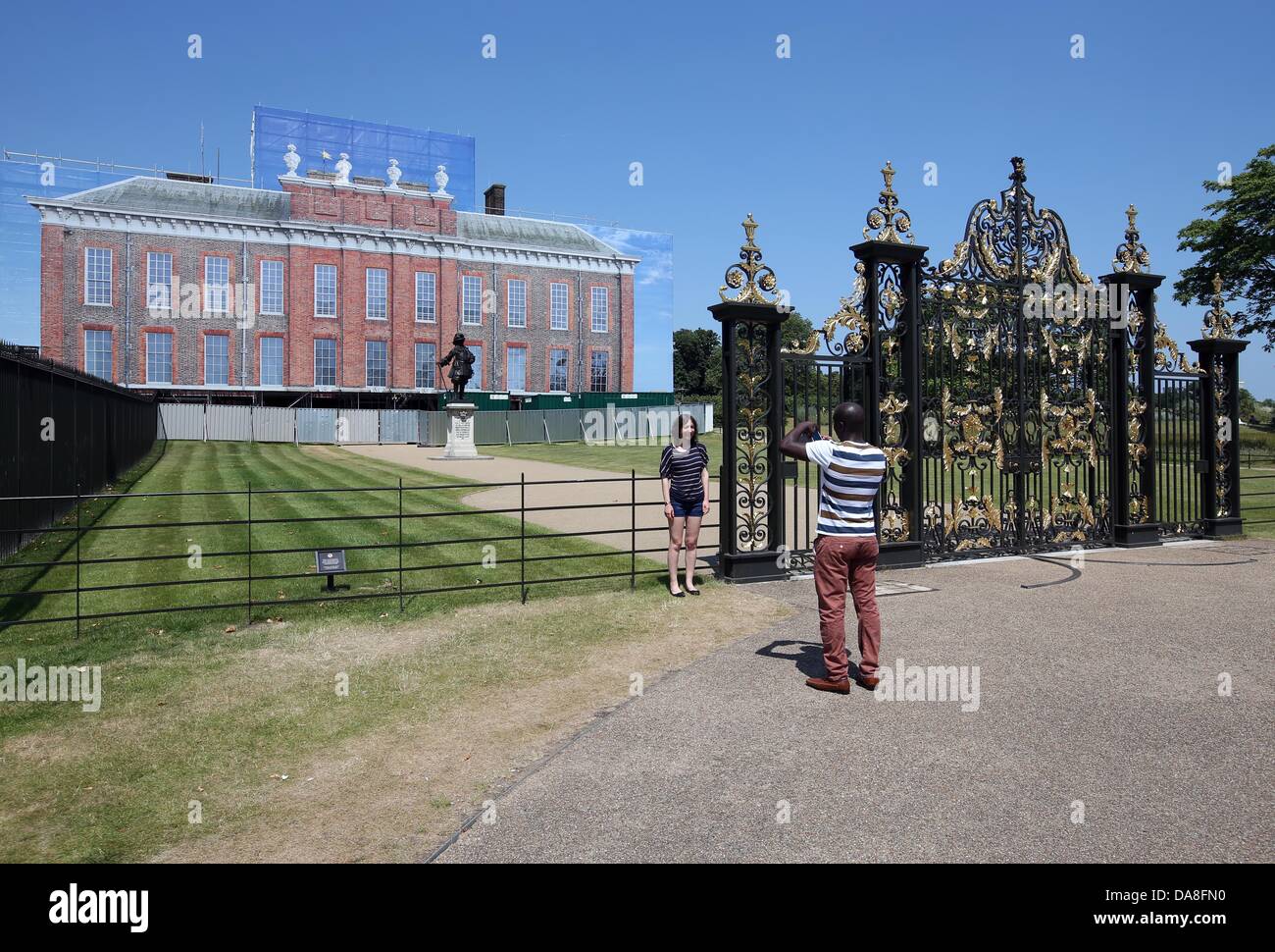 London, Großbritannien. 7. Juli 2013. Blick auf Kensington Palast umgeben von Gerüsten in London, Großbritannien, 7. Juli 2013. Prinz William und seine Frau Kate erwarten ihr erste Kind. Es gibt großes Interesse an das königliche Baby, dessen Geburt sehr bald erwartet wird. Der Palast ist für 1,17 Millionen Euro renoviert, um es Kind freundlich machen. Foto: FRISO GENTSCH/Dpa/Alamy Live News Stockfoto