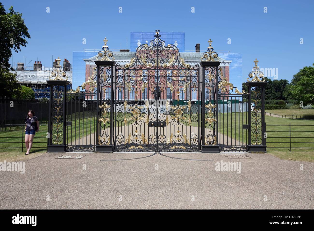 London, Großbritannien. 7. Juli 2013. Eine Frau steht vor Kensington Palast umgeben von Gerüsten in London, Großbritannien, 7. Juli 2013. Prinz William und seine Frau Kate erwarten ihr erste Kind. Es gibt großes Interesse an das königliche Baby, dessen Geburt sehr bald erwartet wird. Der Palast ist für 1,17 Millionen Euro renoviert, um es Kind freundlich machen. Foto: FRISO GENTSCH/Dpa/Alamy Live News Stockfoto