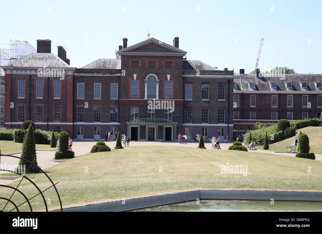 London, Großbritannien. 7. Juli 2013. Blick auf Kensington Palast umgeben von Gerüsten in London, Großbritannien, 7. Juli 2013. Prinz William und seine Frau Kate erwarten ihr erste Kind. Es gibt großes Interesse an das königliche Baby, dessen Geburt sehr bald erwartet wird. Der Palast ist für 1,17 Millionen Euro renoviert, um es Kind freundlich machen. Foto: FRISO GENTSCH/Dpa/Alamy Live News Stockfoto