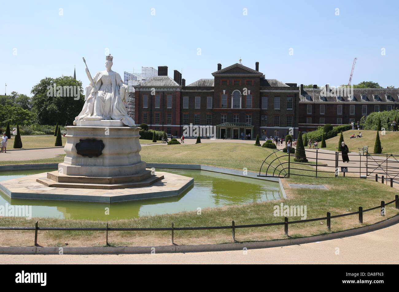 London, Großbritannien. 7. Juli 2013. Blick auf Kensington Palast umgeben von Gerüsten in London, Großbritannien, 7. Juli 2013. Prinz William und seine Frau Kate erwarten ihr erste Kind. Es gibt großes Interesse an das königliche Baby, dessen Geburt sehr bald erwartet wird. Der Palast ist für 1,17 Millionen Euro renoviert, um es Kind freundlich machen. Foto: FRISO GENTSCH/Dpa/Alamy Live News Stockfoto