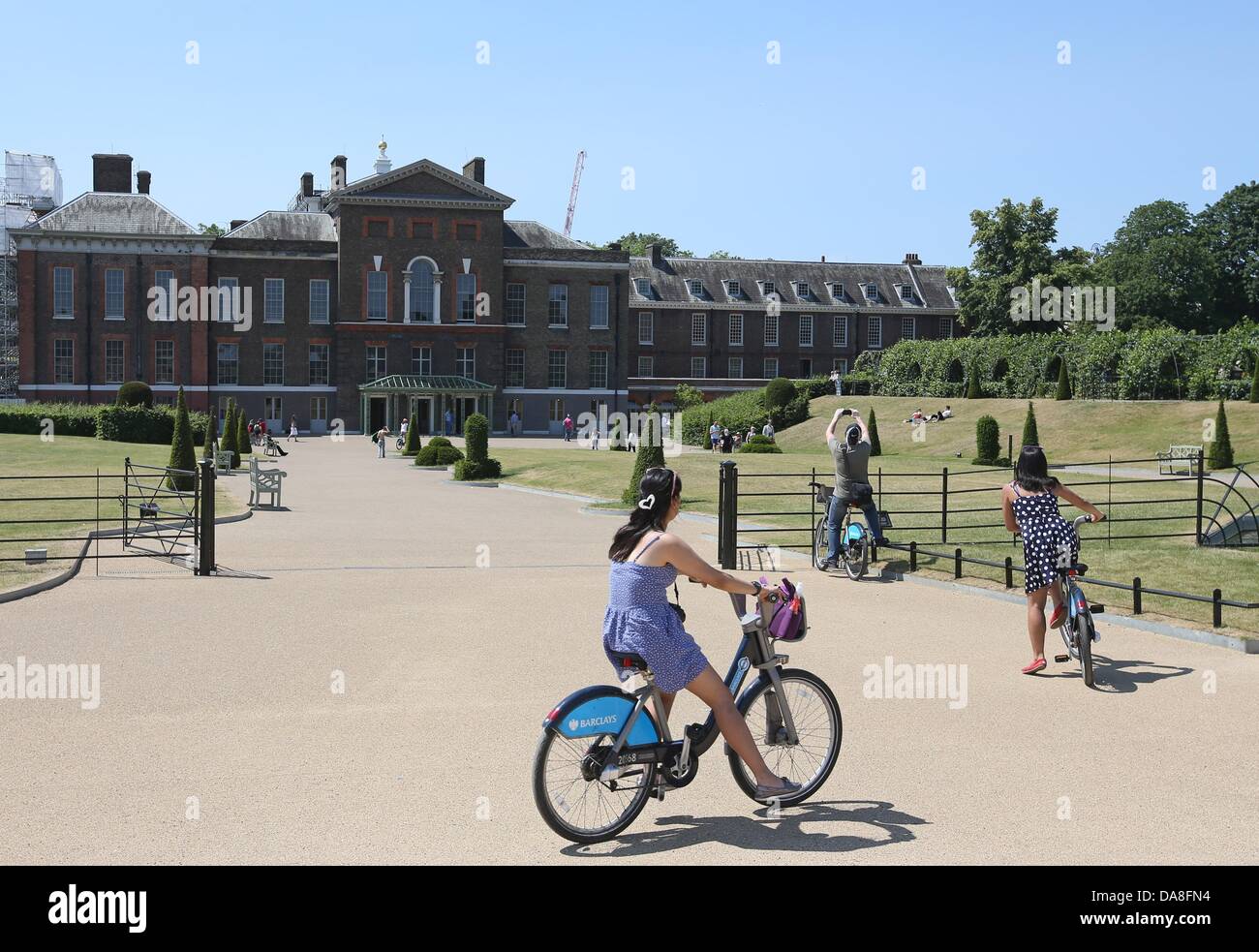 London, Großbritannien. 7. Juli 2013. Blick auf Kensington Palast umgeben von Gerüsten in London, Großbritannien, 7. Juli 2013. Prinz William und seine Frau Kate erwarten ihr erste Kind. Es gibt großes Interesse an das königliche Baby, dessen Geburt sehr bald erwartet wird. Der Palast ist für 1,17 Millionen Euro renoviert, um es Kind freundlich machen. Foto: FRISO GENTSCH/Dpa/Alamy Live News Stockfoto