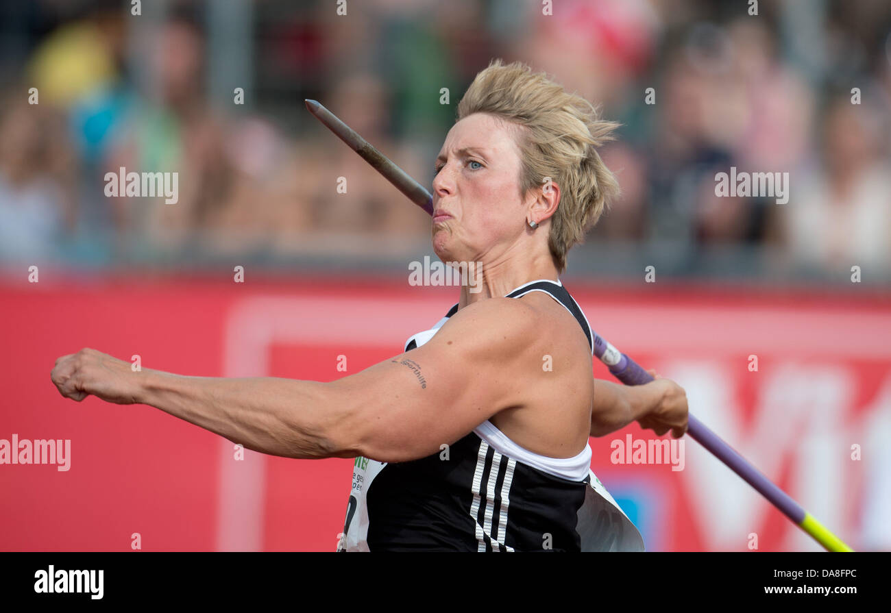 Ulm, Deutschland. 7. Juli 2013. Christina Obergfoell im Speerwurf bei den deutschen Meisterschaften in der Leichtathletik im Donaustadion in Ulm, Deutschland, 7. Juli 2013. Foto: BERND THISSEN/Dpa/Alamy Live-Nachrichten Stockfoto