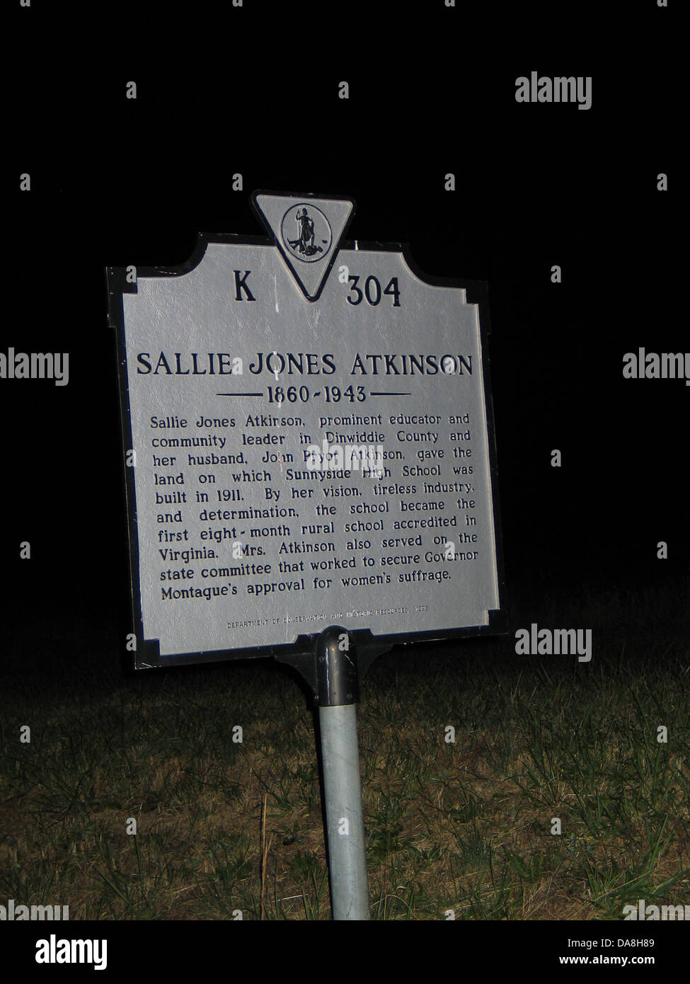 SALLIE JONES ATKINSON 1860-1943 Sallie Jones Atkinson, prominenter Pädagoge und Gemeindevorsteher in Dinwiddie County und ihr Ehemann John Pryor Atkinson, gab das Land auf dem Sunnyside High School im Jahre 1911 erbaut wurde. Durch ihre Vision, unermüdlichen Industrie und Entschlossenheit wurde die Schule der ersten acht Monate Landschule in Virginia akkreditiert. Mrs Atkinson war auch das staatliche Komitee, die sichere Gouverneur Montague Genehmigung für das Frauenwahlrecht gearbeitet. Department of Conservation and historische Ressourcen, 1986. Stockfoto