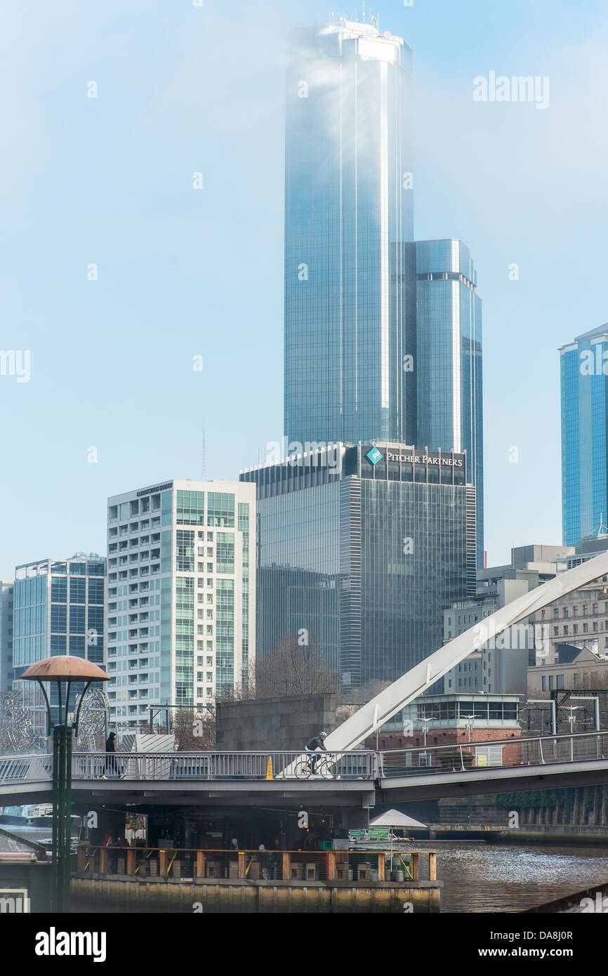 Nebel hüllt die Skyline der Innenstadt von Melbourne, Australien. Stockfoto