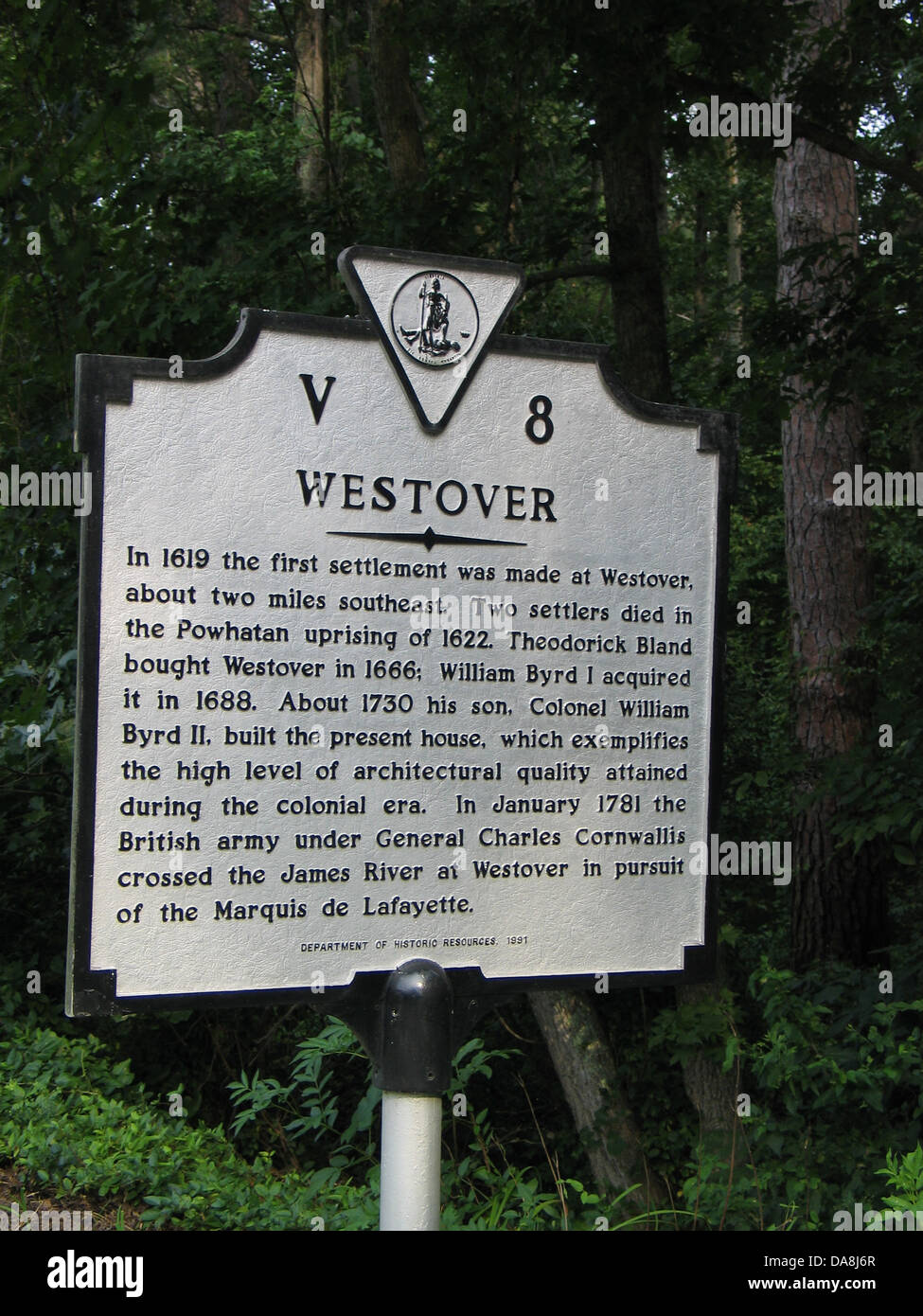 WESTOVER im Jahre 1619 die erste Ansiedlung erfolgte um Westover, ungefähr zwei Meilen südöstlich. Zwei Siedler starben in der Powhatan Aufstand von 1622. Theodorick Bland kaufte Westover 1666; William Byrd erwarb ich im Jahre 1688. Um 1730 gebaut sein Sohn, Oberst William Byrd II, das gegenwärtige Haus, die beispielhaft für die hohe architektonische Qualität erreicht während der Kolonialzeit. Im Januar 1781 überquerte die britische Armee unter General Charles Cornwallis den James River bei Westover auf der Suche nach dem Marquis de Lafayette. Abteilung für historische Ressourcen, 1991. Stockfoto