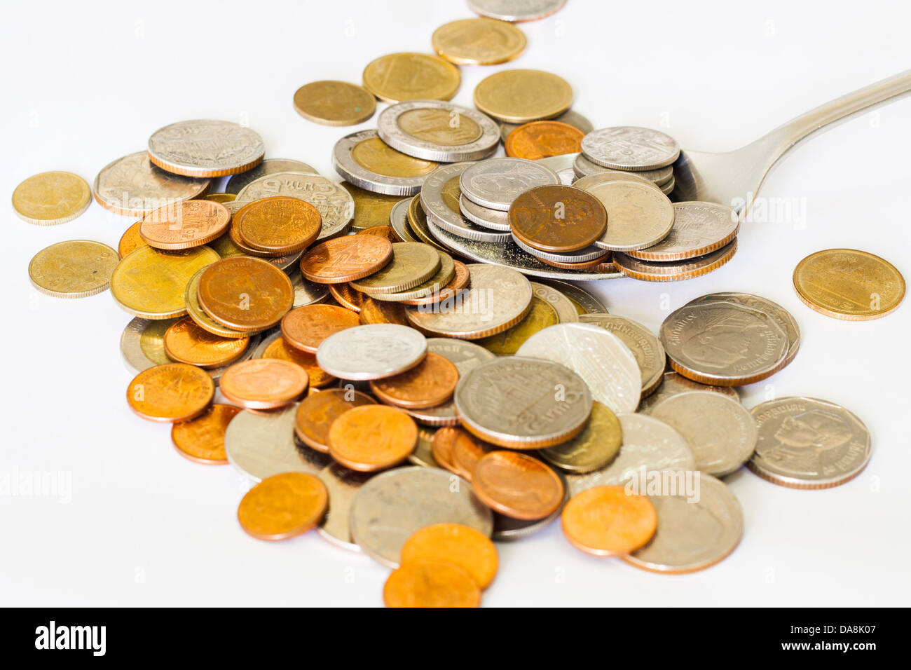 Geld Münze in Löffel einige auf dem Boden und gemischter Wert legen  Stockfotografie - Alamy