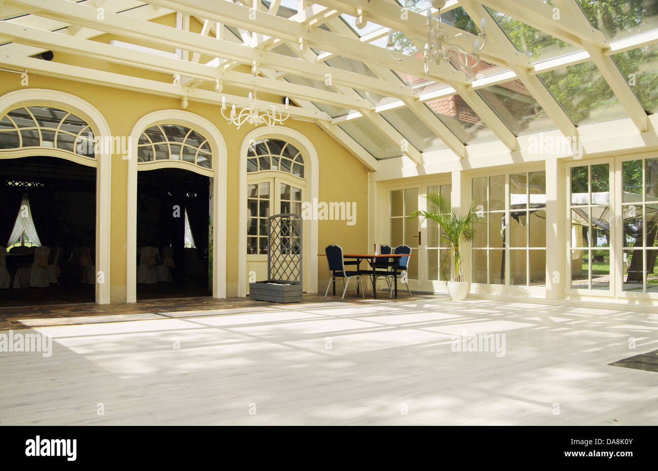 Feine Foto des Patios im sonnigen Sommer Stockfoto