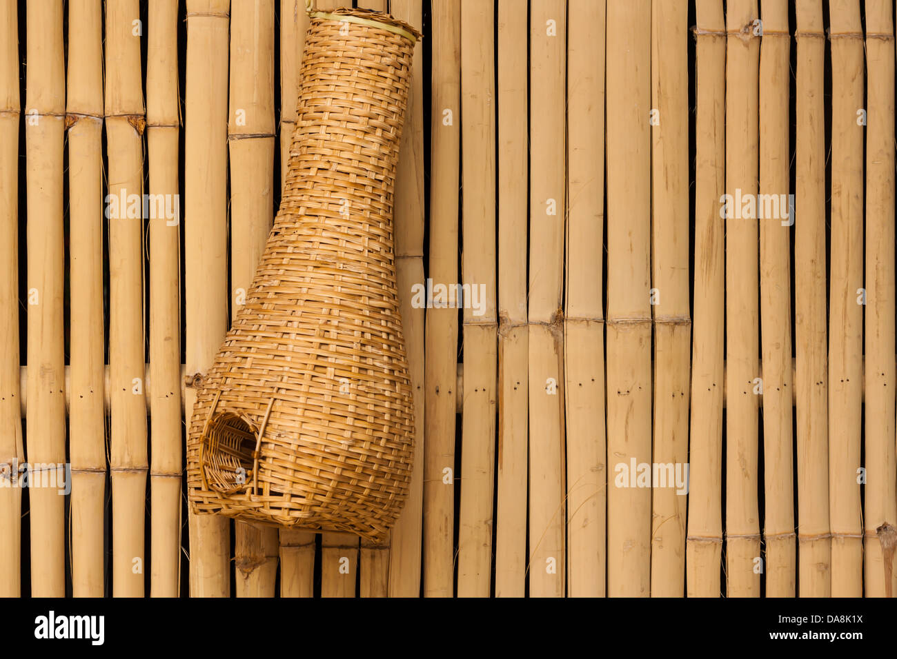 Bambus-Aal fangen Norther Thai-Stil an Bambus Wand hängen Stockfoto