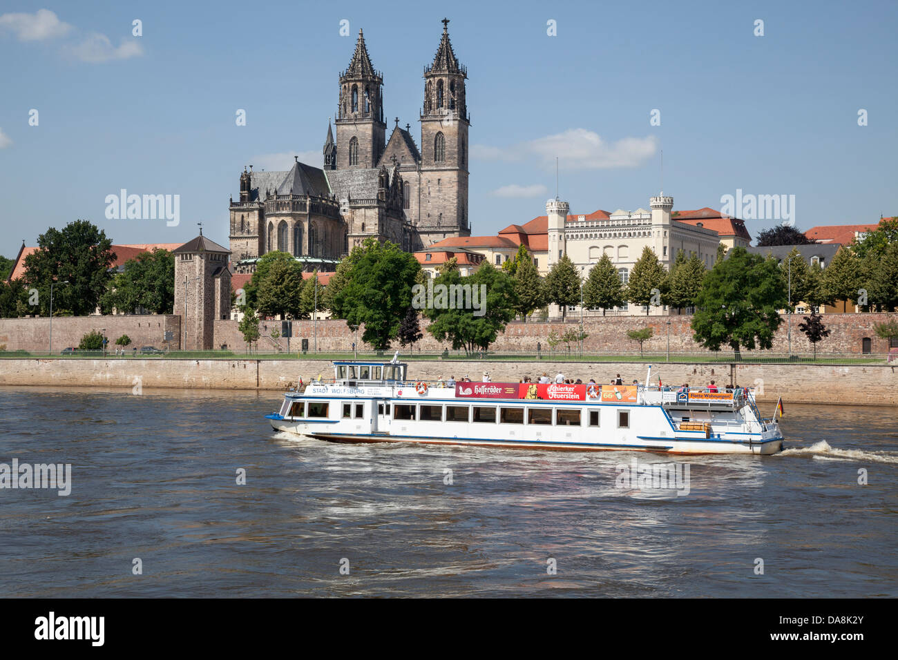 Touristenboot auf der Elbe mit der Kathedrale und dem Fürstenwall, Magdeburg, Sachsen-Anhalt, Deutschland Stockfoto