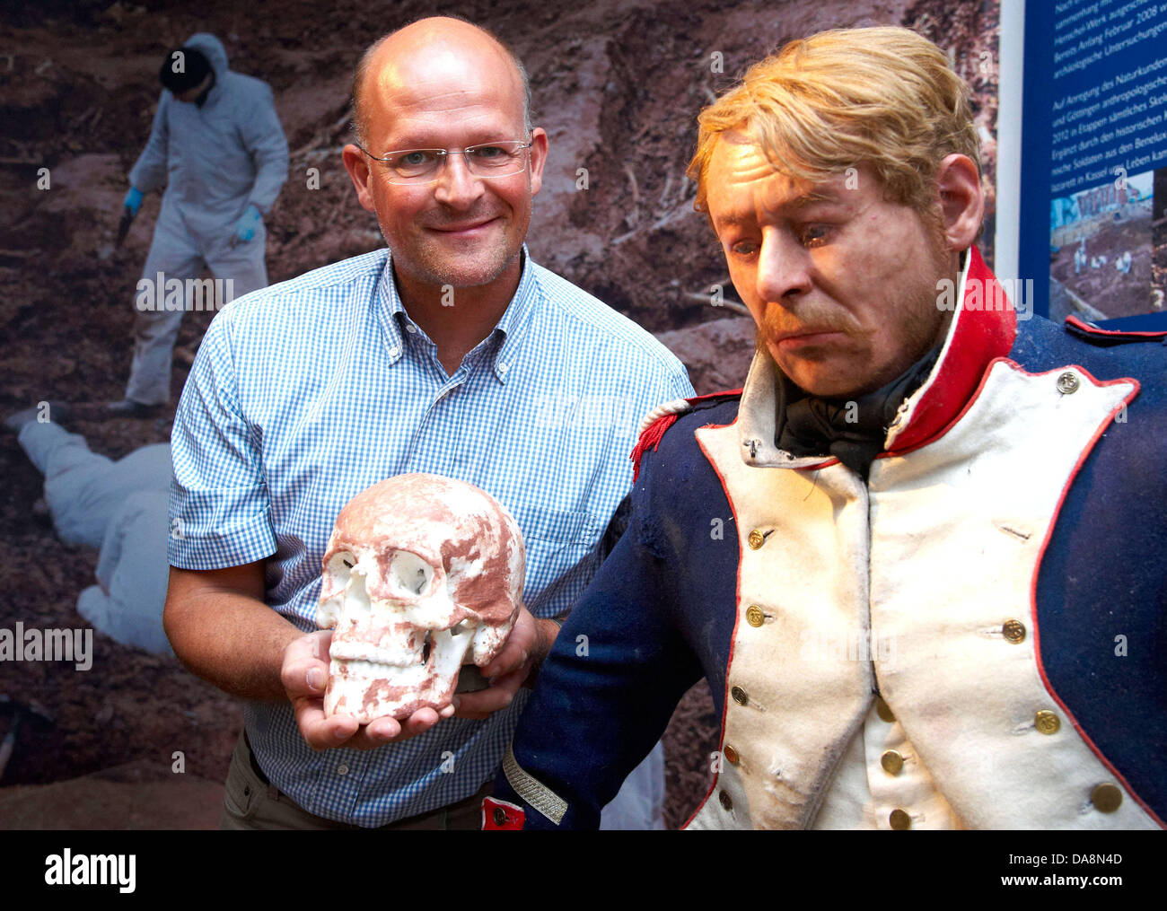 Kai Fueldner (L), Direktor des Museums für Naturgeschichte in Kassel zeigt  den 3D-Druck eines menschlichen Schädels in Kassel, Deutschland, 8. Juli  2013. Das Gesicht einer Soldaten-Figur (R) wurde mit dem Schädel  rekonstruiert.
