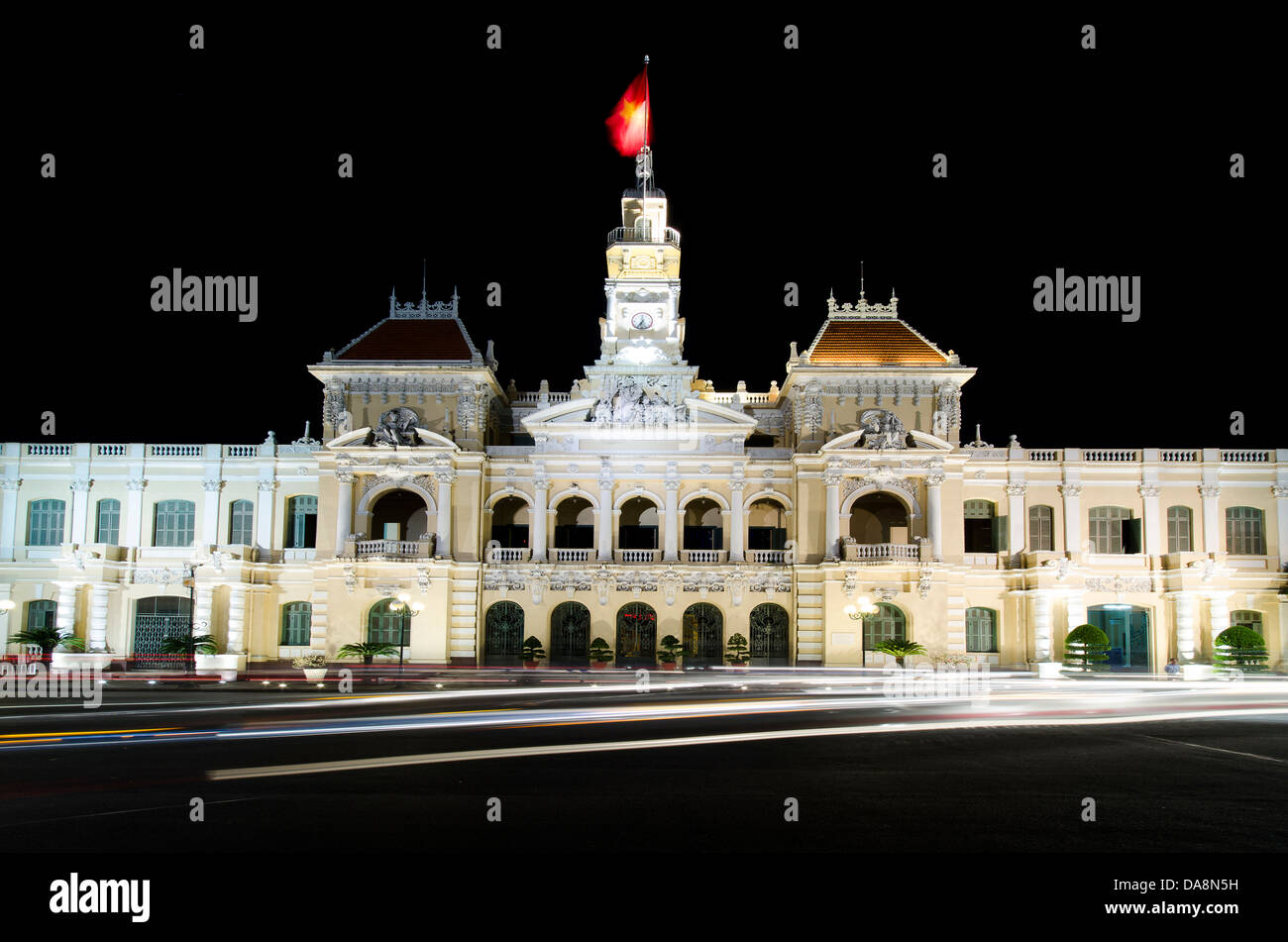 Das Rathaus von Ho Chi Minh Hauptstadt von Vietnam mit Streifen von Ampeln Stockfoto