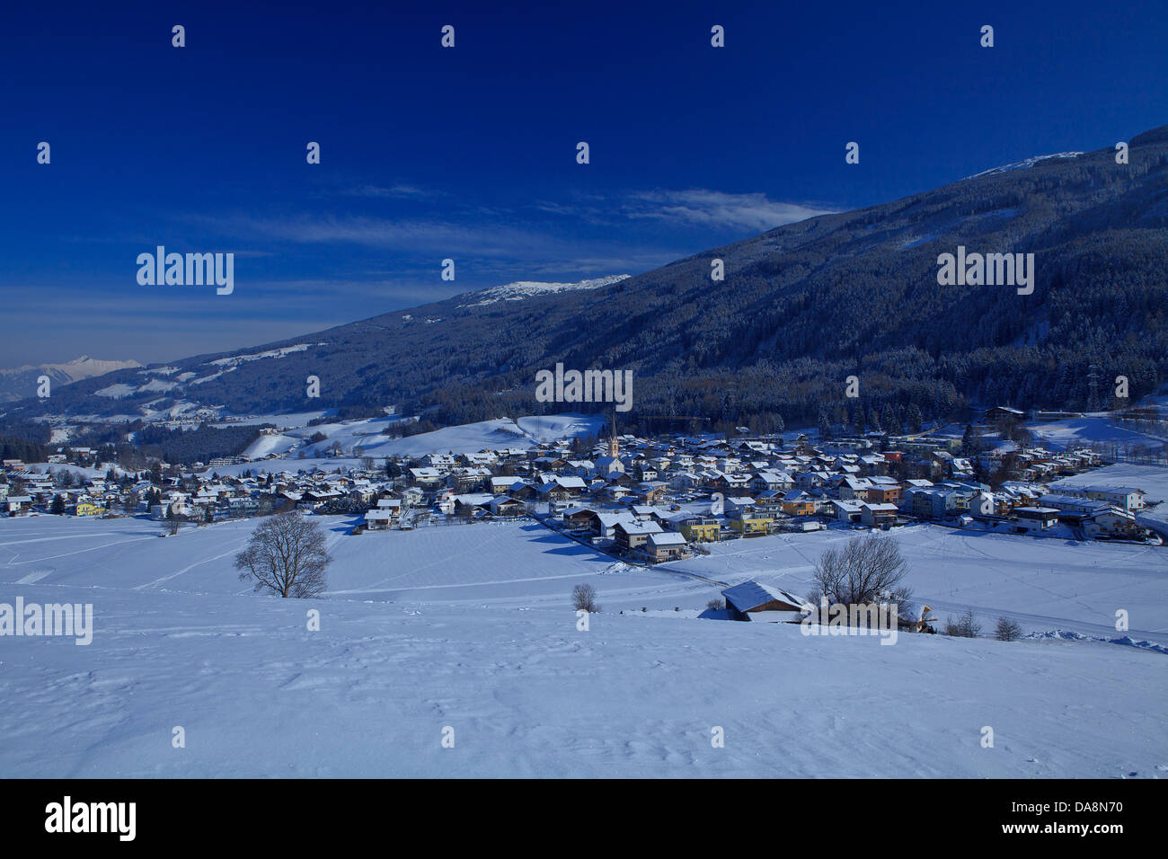 Österreich, Europa, Tirol, Running, Mittelgebirge, Ost, Osten, niedrige Gebirge, Ort, Schnee, Holz, Wald, Winter, H Stockfoto