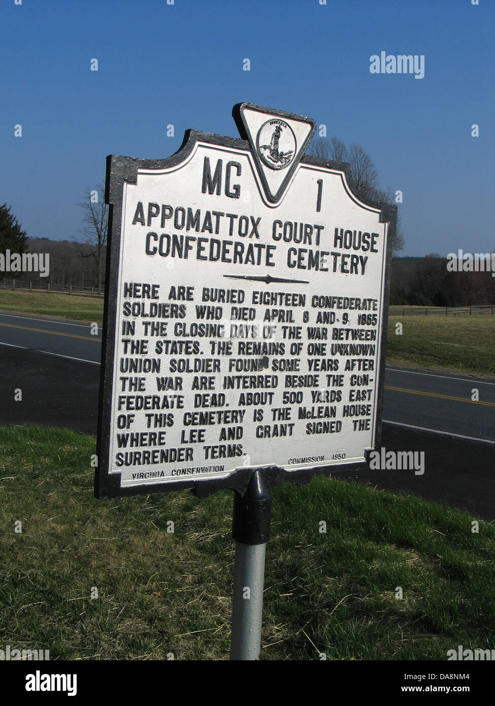 APPOMATTOX COURT HOUSE CONFEDERATE CEMETERY hier sind begraben achtzehn konföderierten Soldaten, die am 8. April und 9 1865 in den letzten Tagen des Krieges zwischen den Staaten. Die Überreste von einem unbekannten Unionssoldaten gefunden, einige Jahre nach dem Krieg neben den Konföderierten Toten beigesetzt sind. Ungefähr 500 Yards östlich von Dies ist Friedhof McLean Haus waren Lee und Grant unterzeichnet die Kapitulation. Virginia Conservation Commission, 1950 Stockfoto