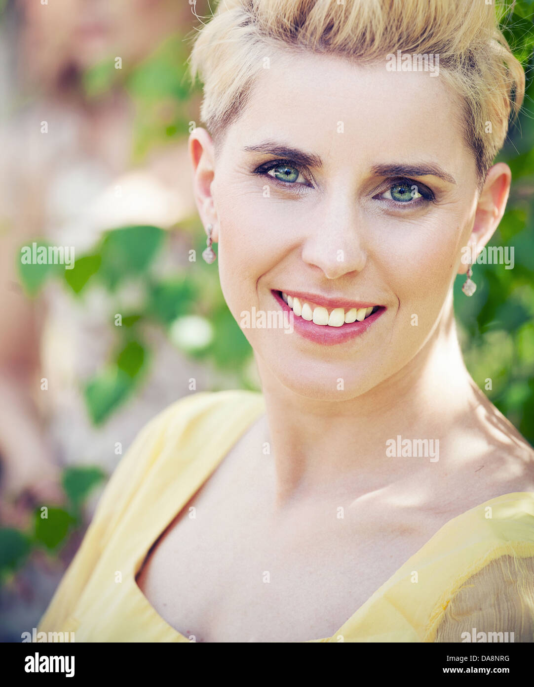 Fröhliche blonde Dame mit süßes Lächeln Stockfoto