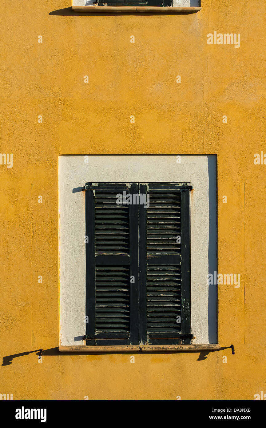 Bunter Blick auf ein traditionelles Gebäude in der Altstadt von Alcudia, Mallorca. Stockfoto