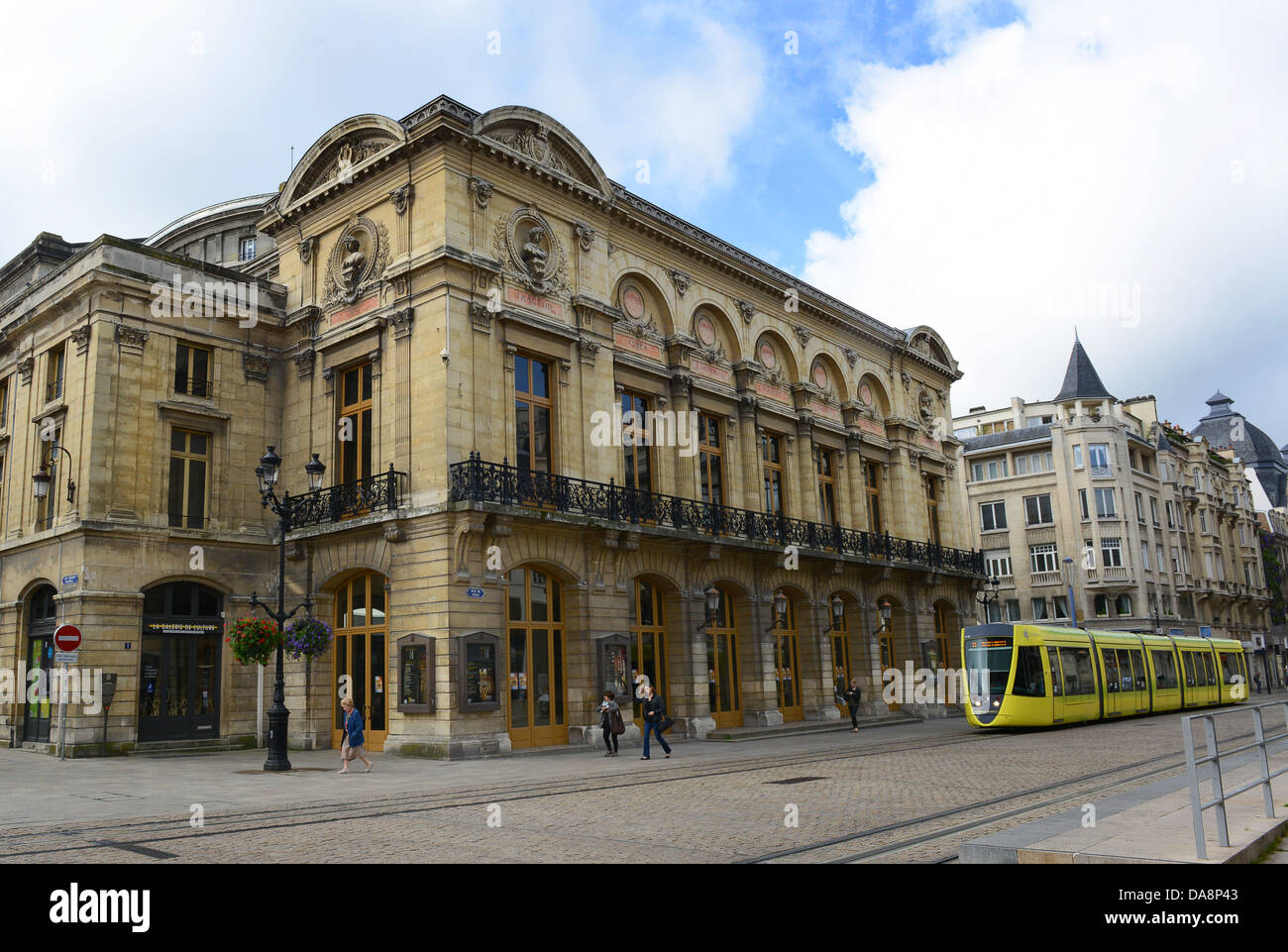 Reims-Frankreich-Straßenbahn in Grand Theatre de Reims Stockfoto