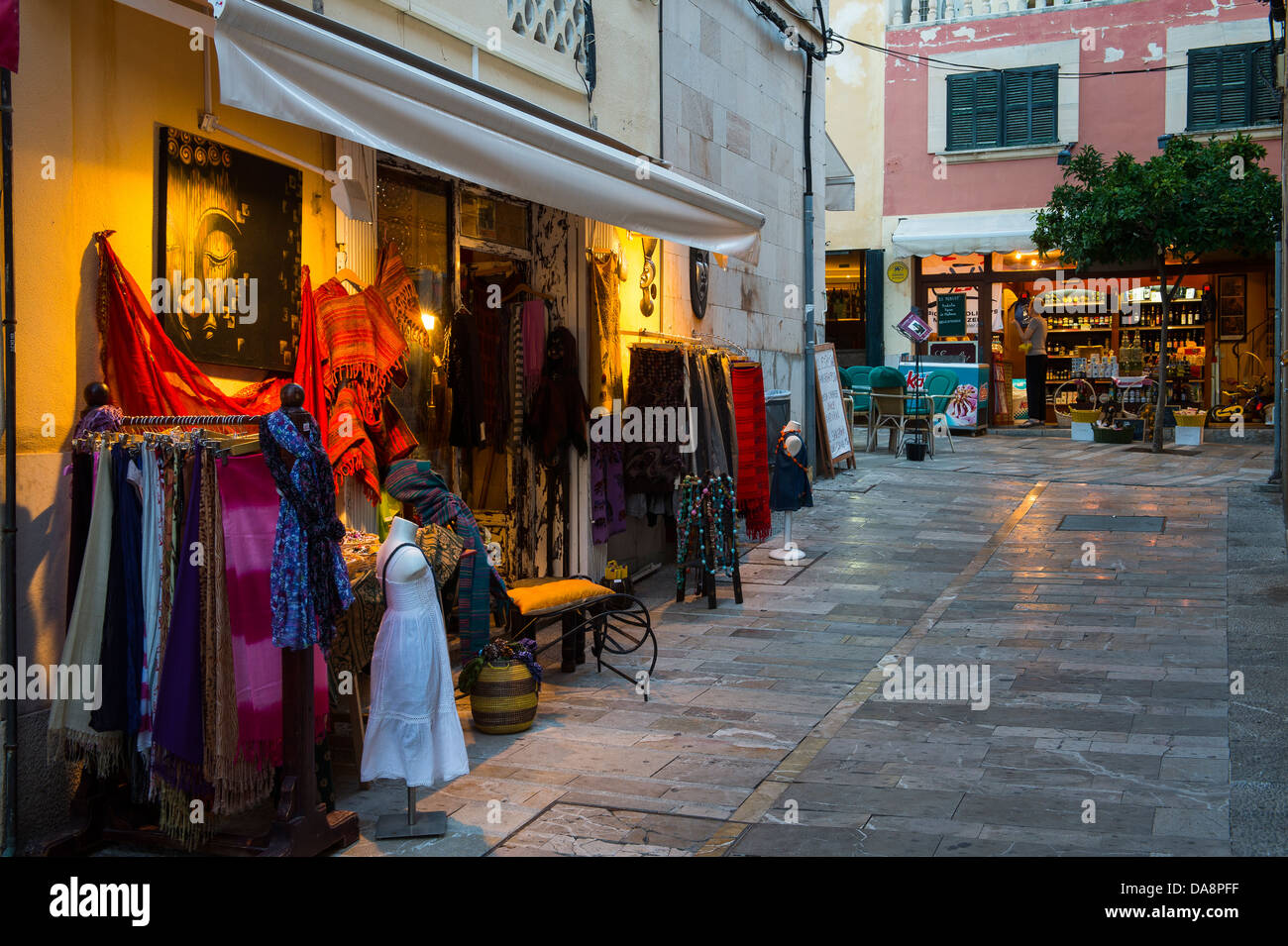 Geschäfte in der Altstadt von Alcudia, Mallorca in der Abenddämmerung. Stockfoto