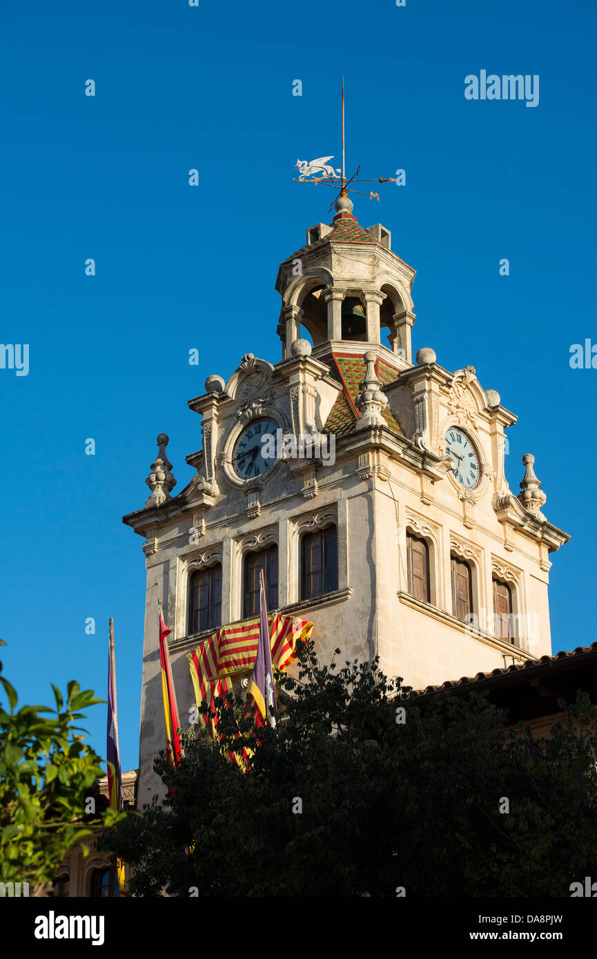 Uhrenturm in der Altstadt von Alcudia, Mallorca. Stockfoto