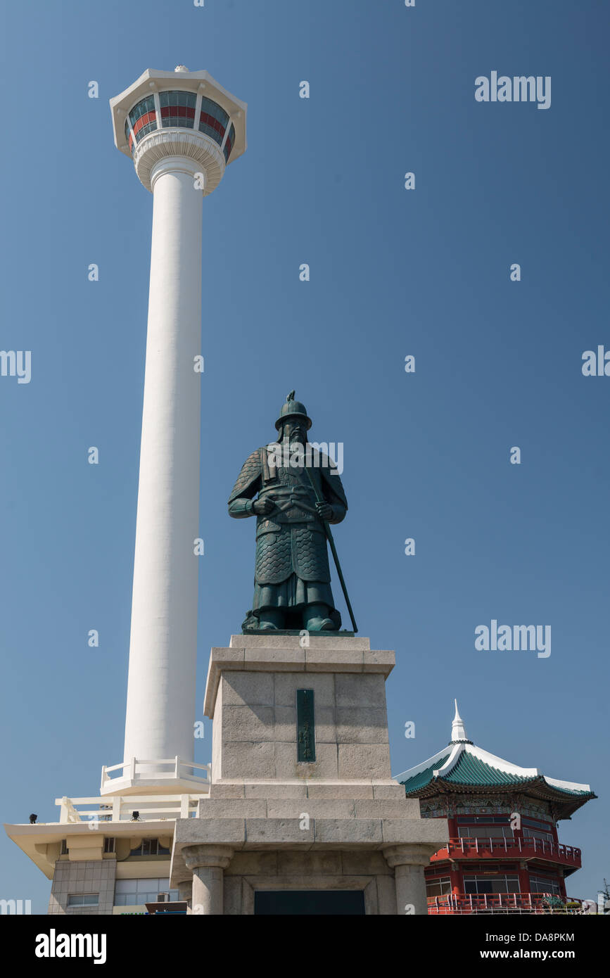 Busan Tower und Statue Admiral Yi Sonne-Shin im Yongdusan Park, South Korea Stockfoto