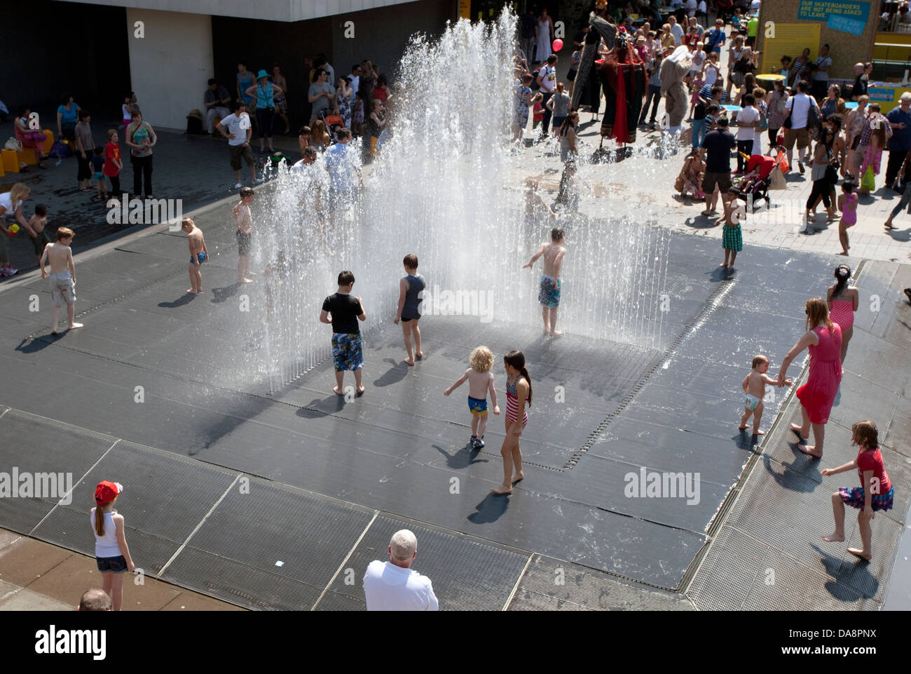 Kinder spielen in The Fountain, erscheinen Räume von Jeppe Hein auf South Bank, London Stockfoto