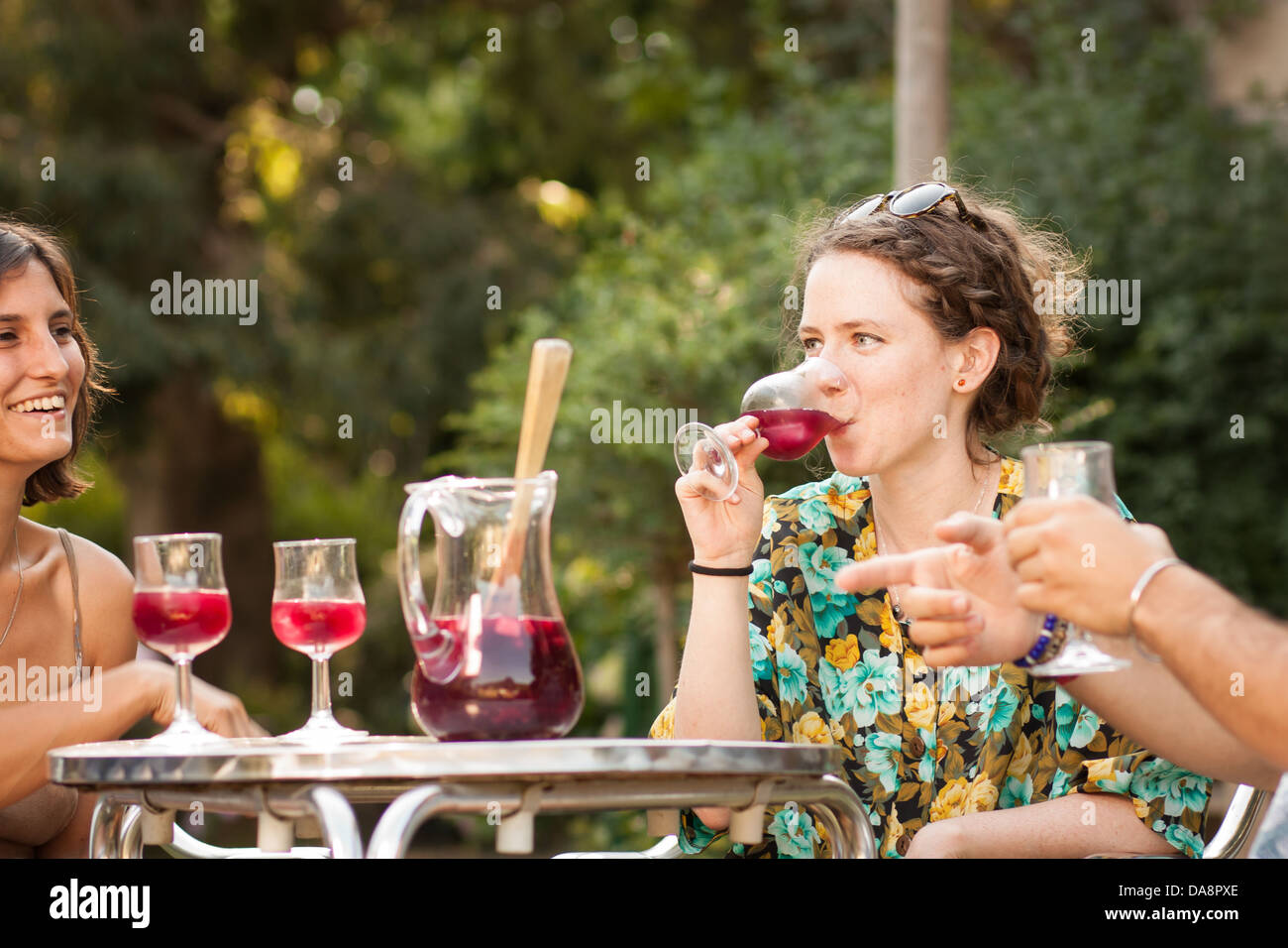 Junge Frau trinken Sangria mit Freunden in einer Bar Terrasse Stockfoto