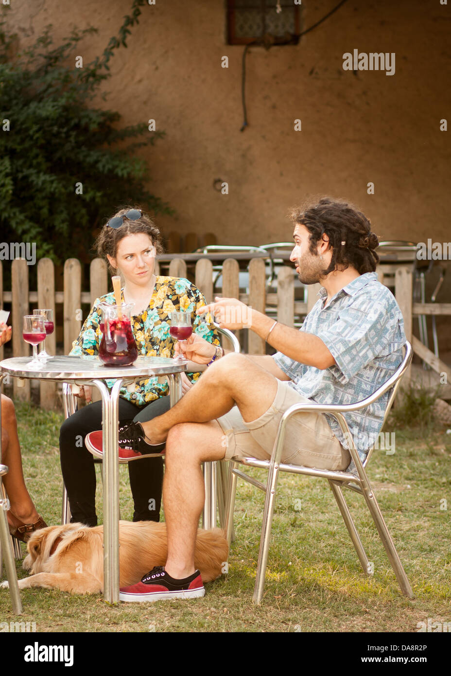 Paar Freunde Sangria trinken und reden auf einer Terrasse im freien Stockfoto