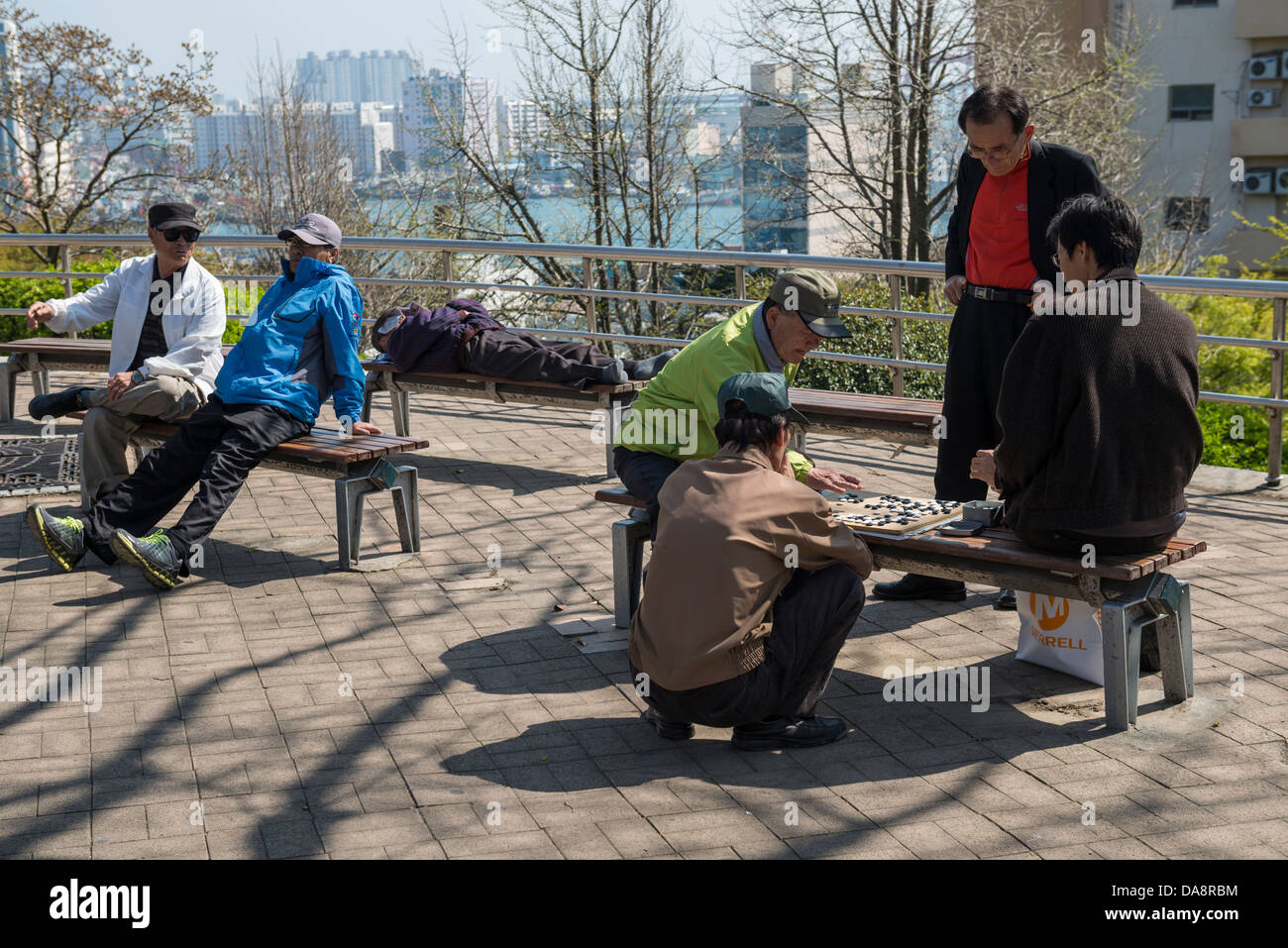 Pensionierte koreanischen Kollegen das Brettspiel Go"" im Yongdusan Park, Busan, Südkorea Stockfoto