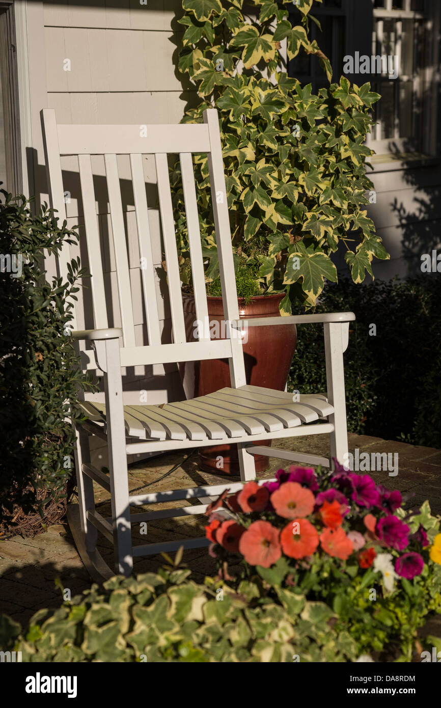 Schaukelstuhl und Blumen auf der Veranda, NC, USA Stockfotografie - Alamy