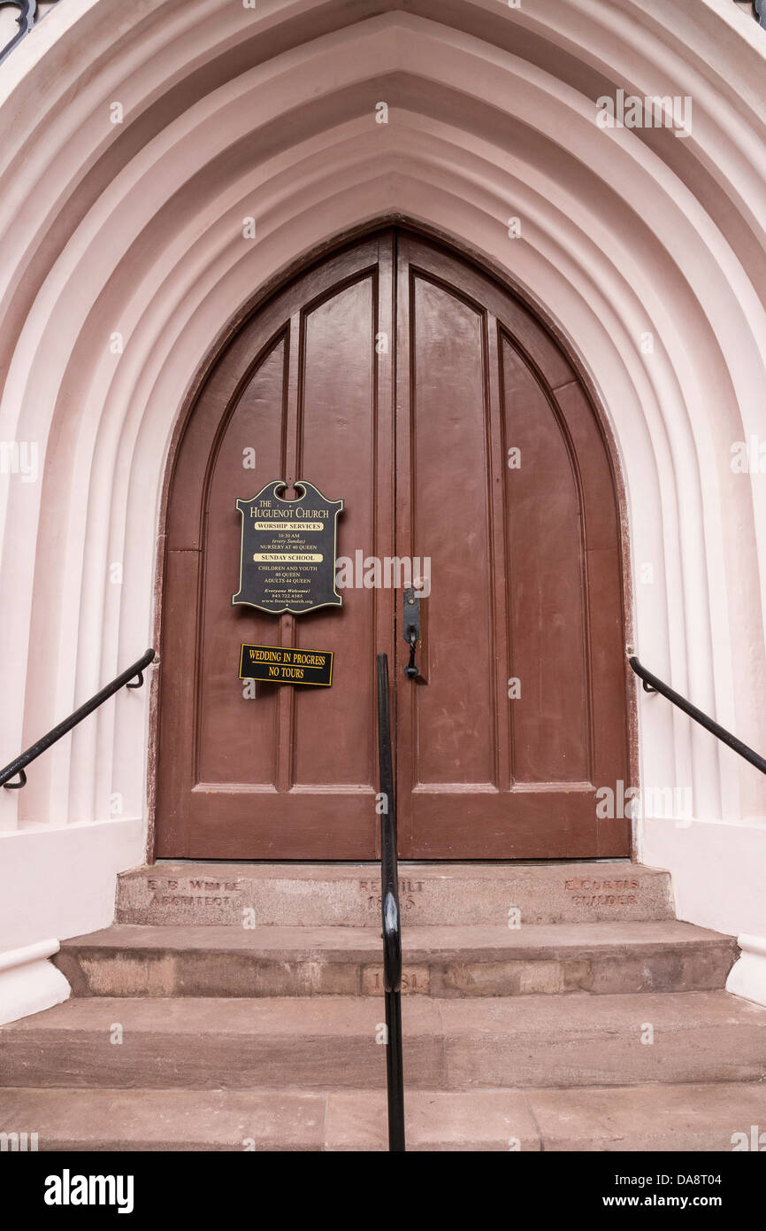 Haupteingang, hölzerne Eingangstür, französische Hugenotten-Kirche, 136 Church Street, Charleston, SC, USA Stockfoto