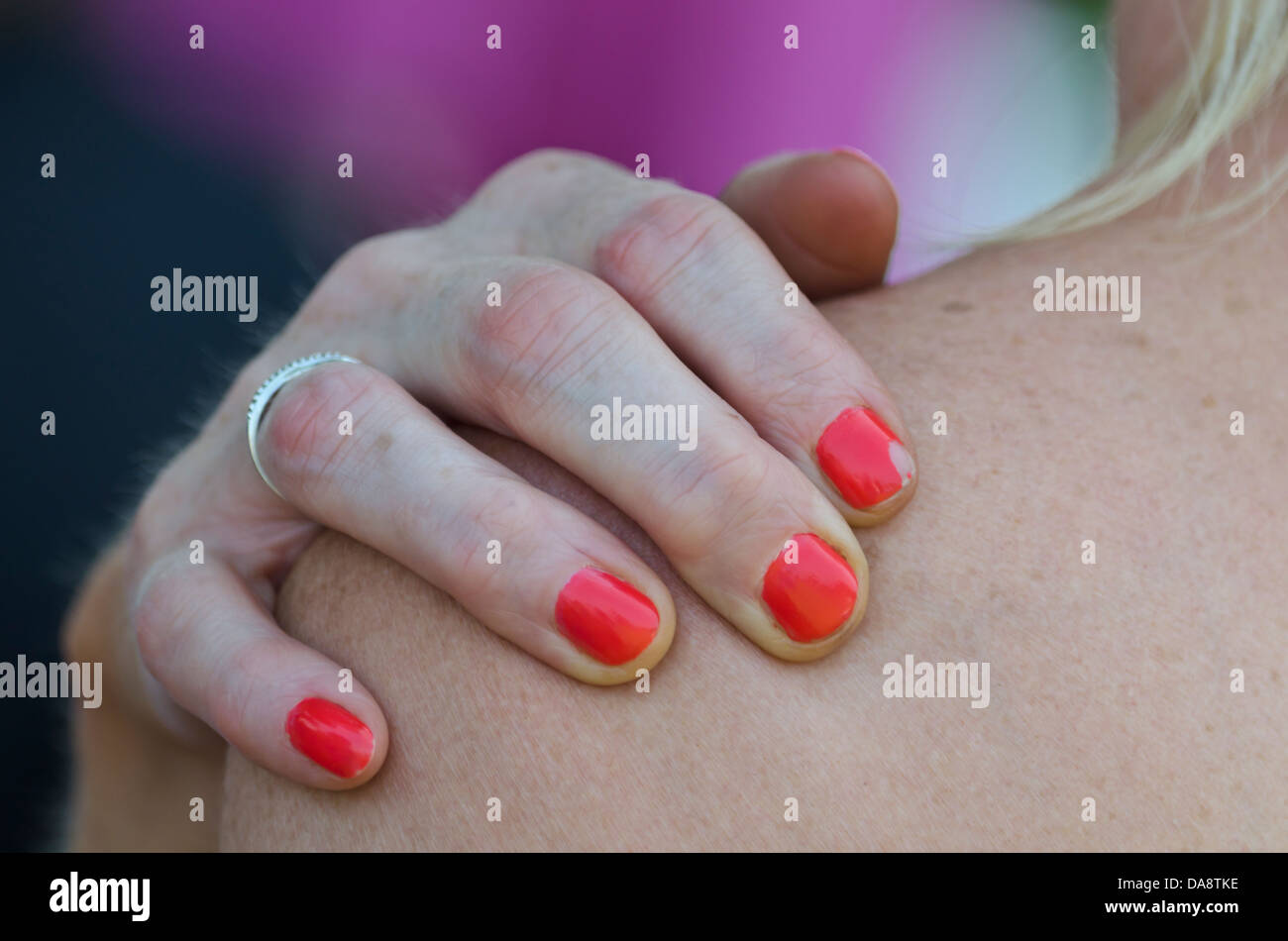 Frau Fingernägel rot lackiert Stockfoto