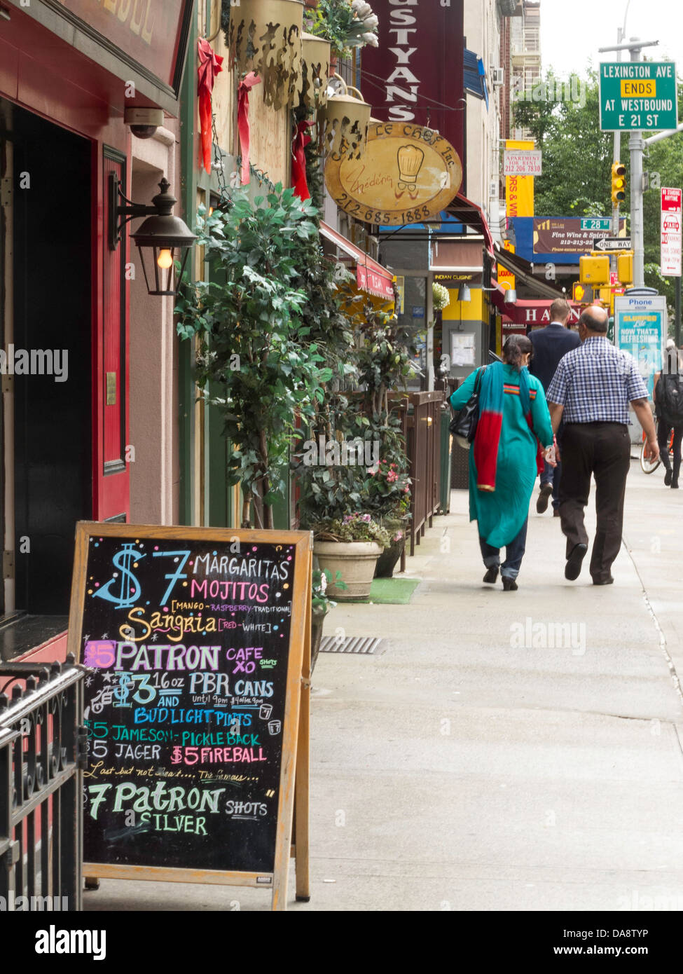 Straßenszene, Lexington Avenue, Ladenfronten, indische Geschäfte, Murray Hill, New York Stockfoto
