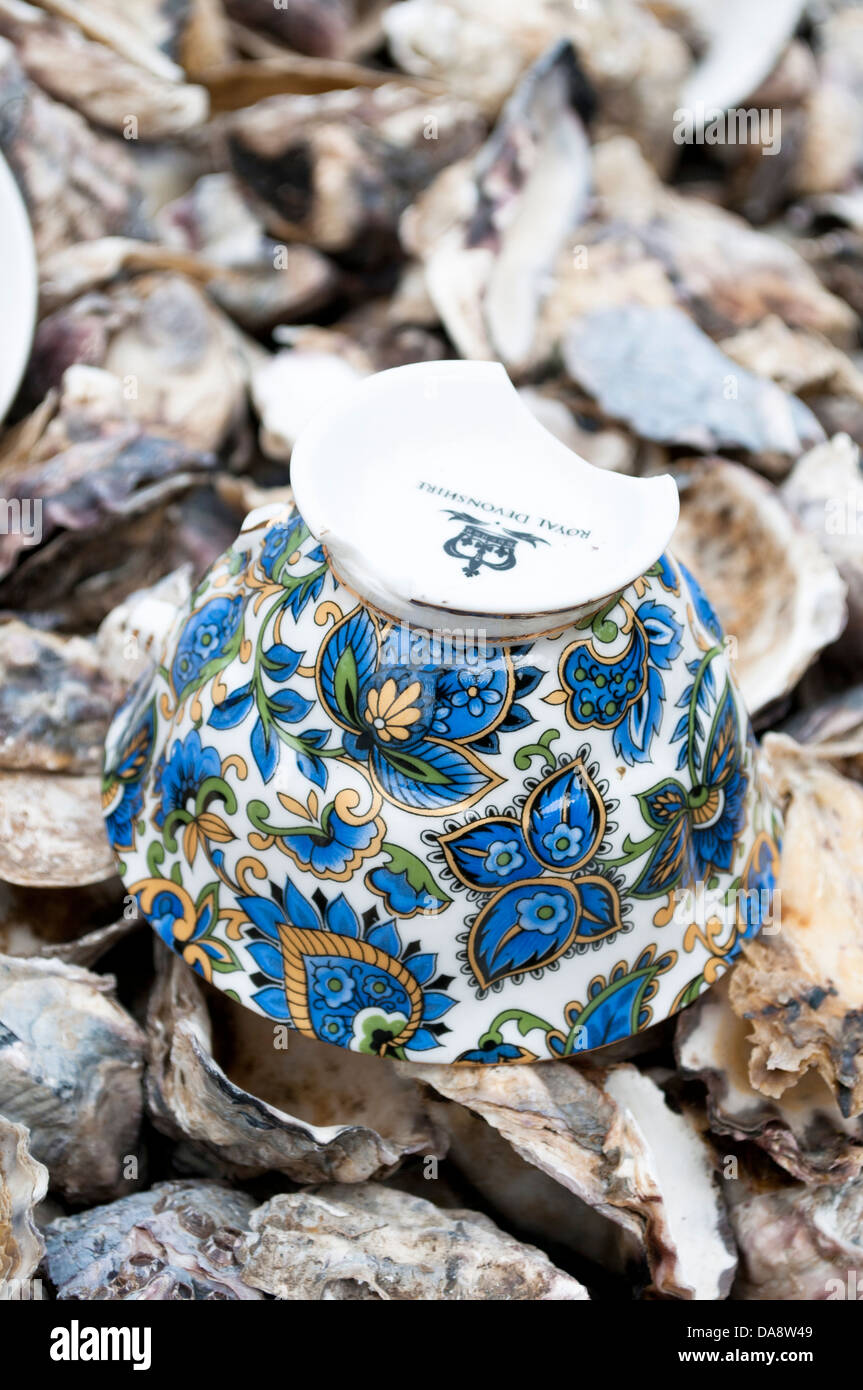 Blumen gesäumt Cup und Austern Muscheln Stockfoto