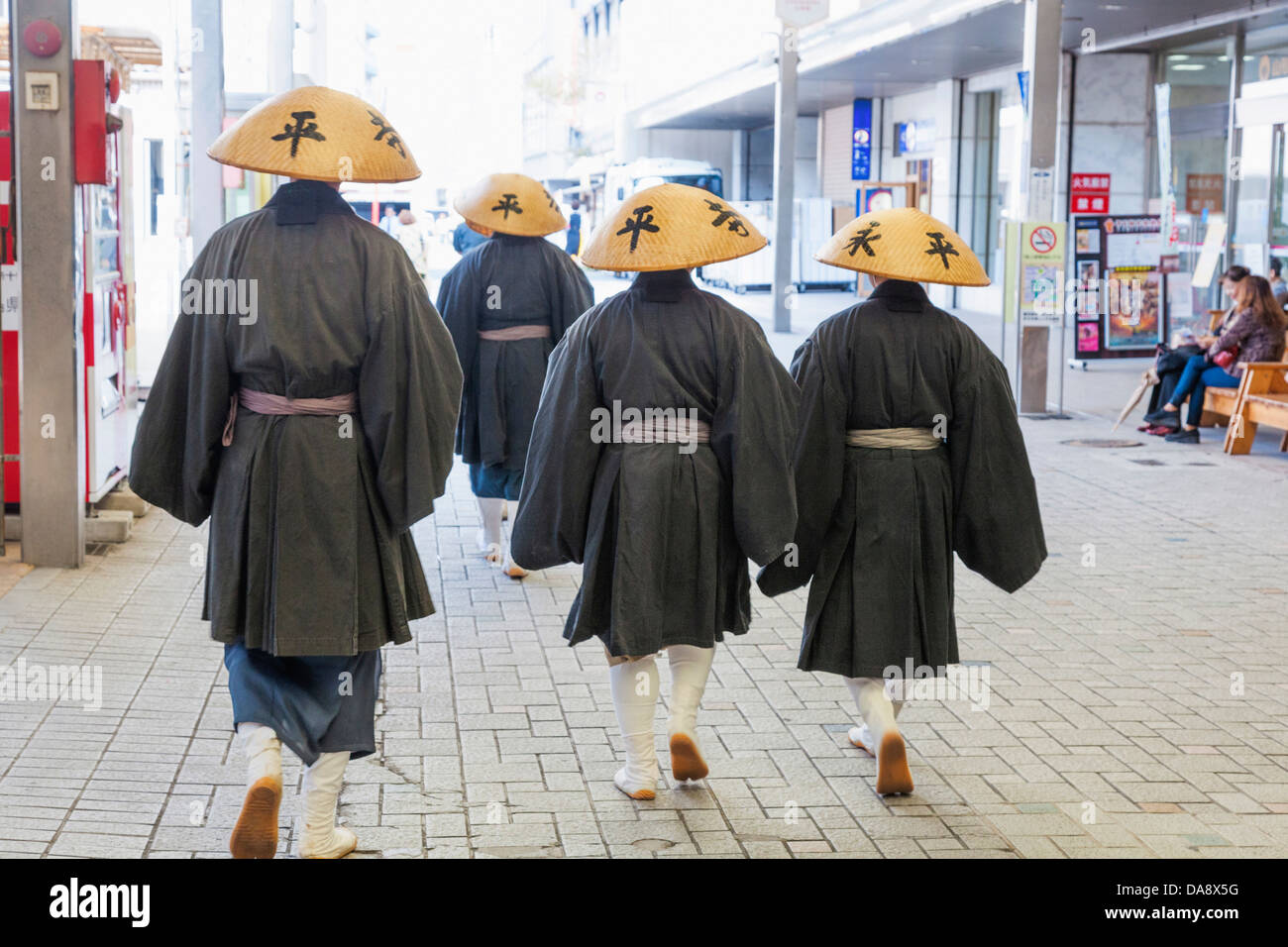 Japan, Kyushu, Kagoshima, Kagoshima City, Tenmonkan-Dori Shopping Arcade, Zen-Mönche Stockfoto