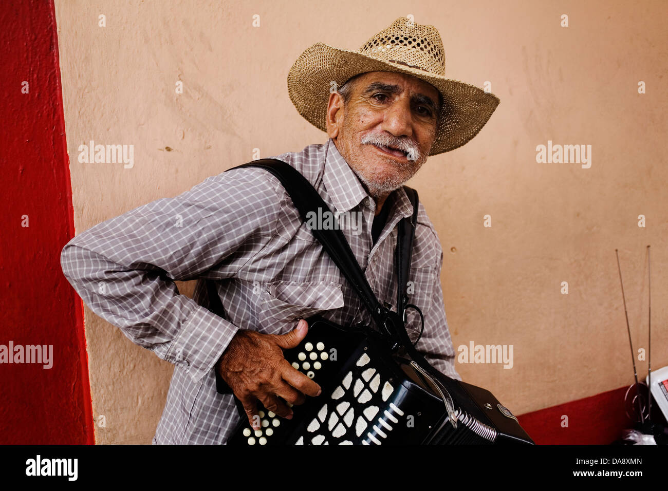 Akkordeonspieler in Monterrey Mexiko. Stockfoto