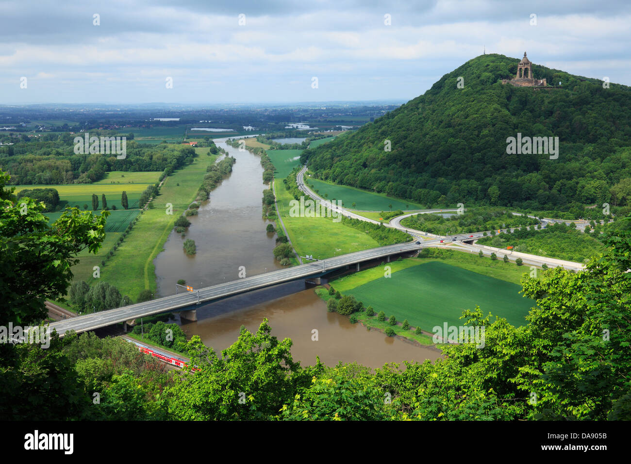 Durchbruchstal der Weser Mit Durchbruch von Wiehengebirge Und Wesergebirges, Blick deutschen sterben Weserbruecke Zum Wittekindsberg Mit Kaiser-Wilhelm-Denkmal Stockfoto