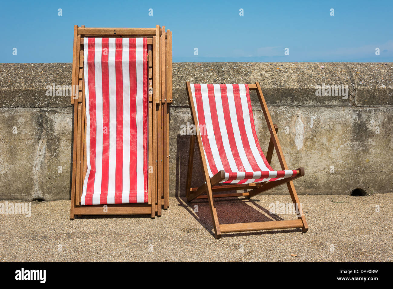 Liegestühle bereit für verwenden Sie bei einem typischen englischen Strandpromenade. Stockfoto