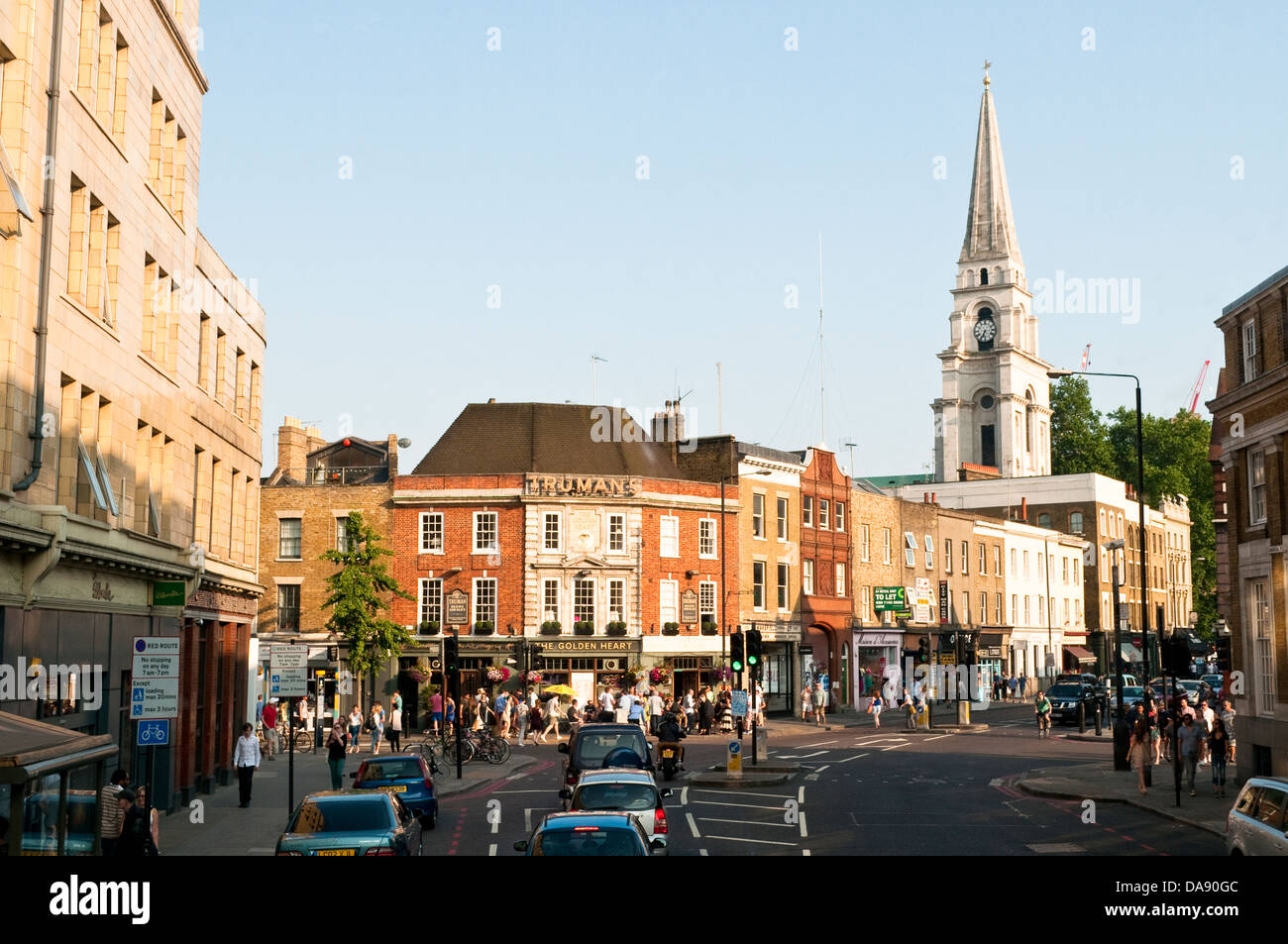 Goldenes Herz, Trumans Pub und Kirchturm auf Commercial St, London E1, Uk Stockfoto
