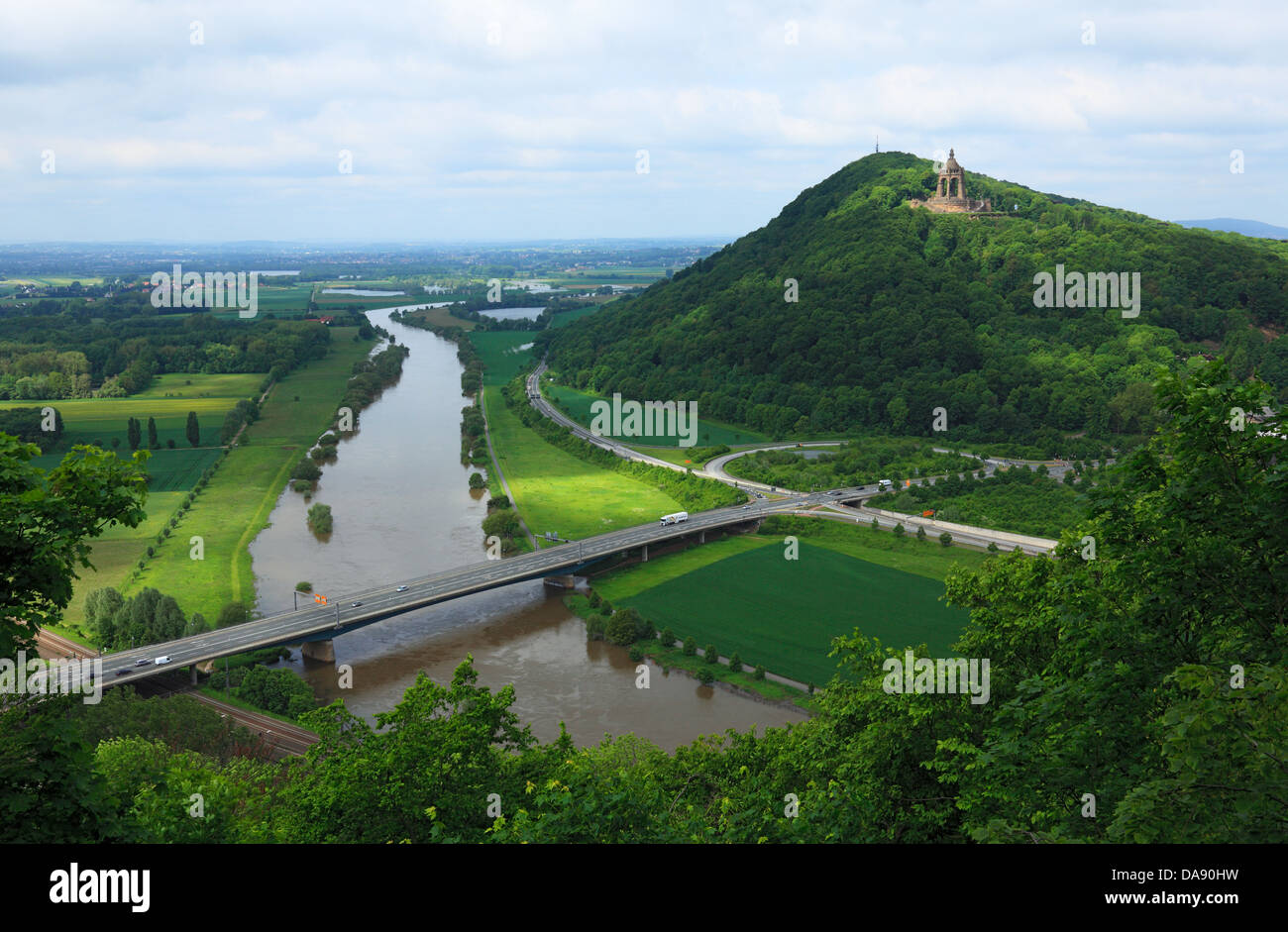 Durchbruchstal der Weser Mit Durchbruch von Wiehengebirge Und Wesergebirges, Blick deutschen sterben Weserbruecke Zum Wittekindsberg Mit Kaiser-Wilhelm-Denkmal Stockfoto