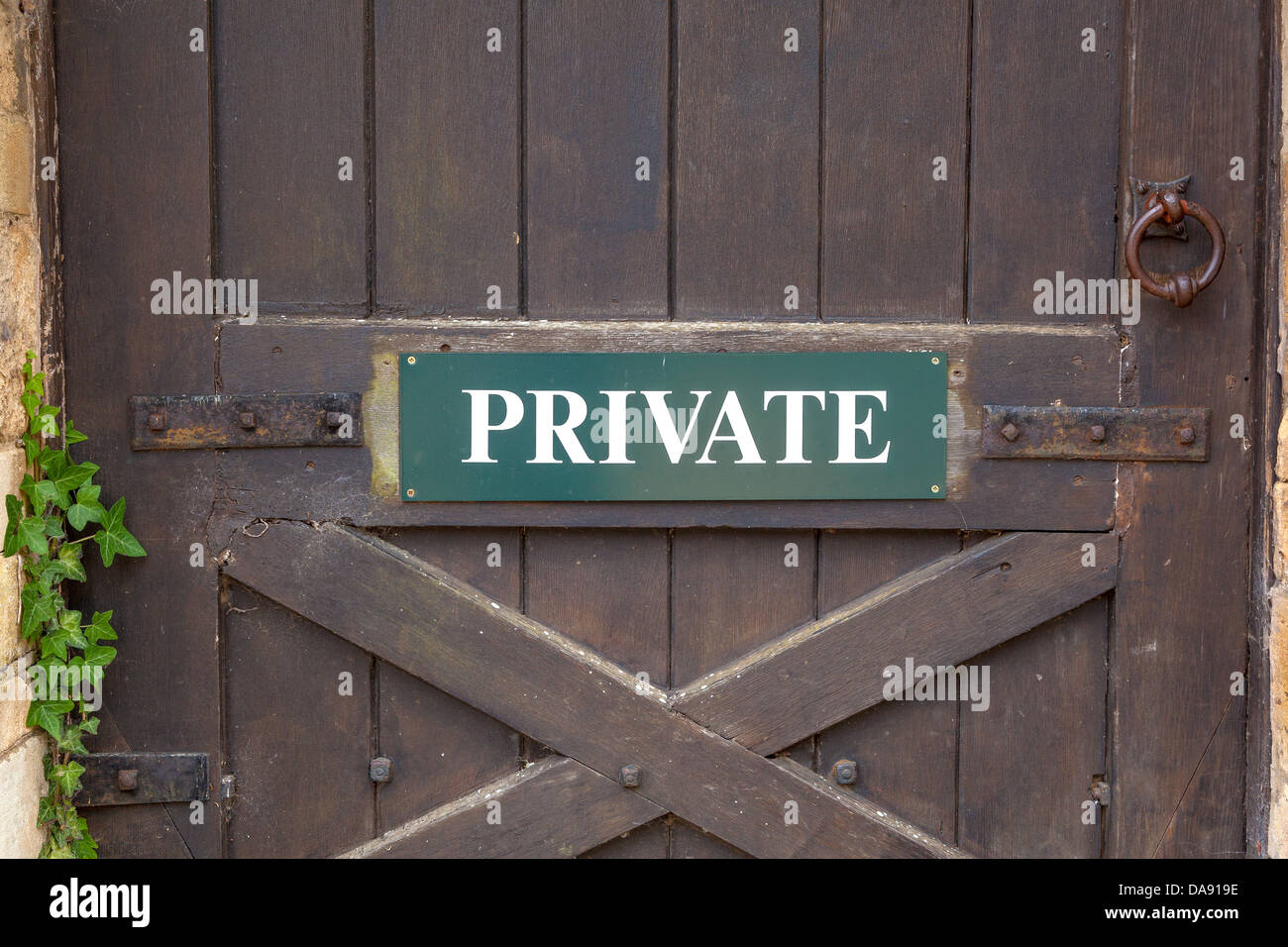 Privat - Zeichen in Nahaufnahme auf einer alten Holztür Stockfoto