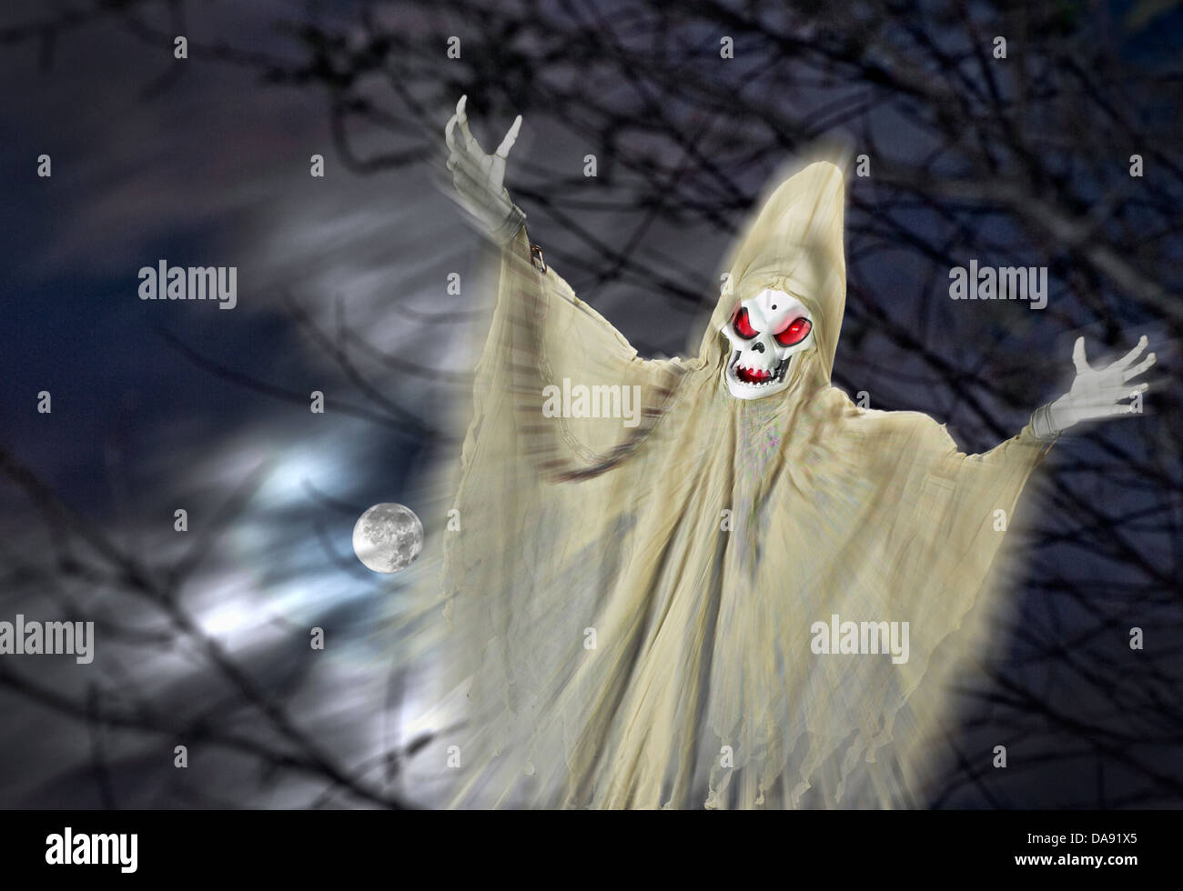 Gespenst Ghul Dämon Spuk der Nacht von Halloween mit dem Vollmond Stockfoto