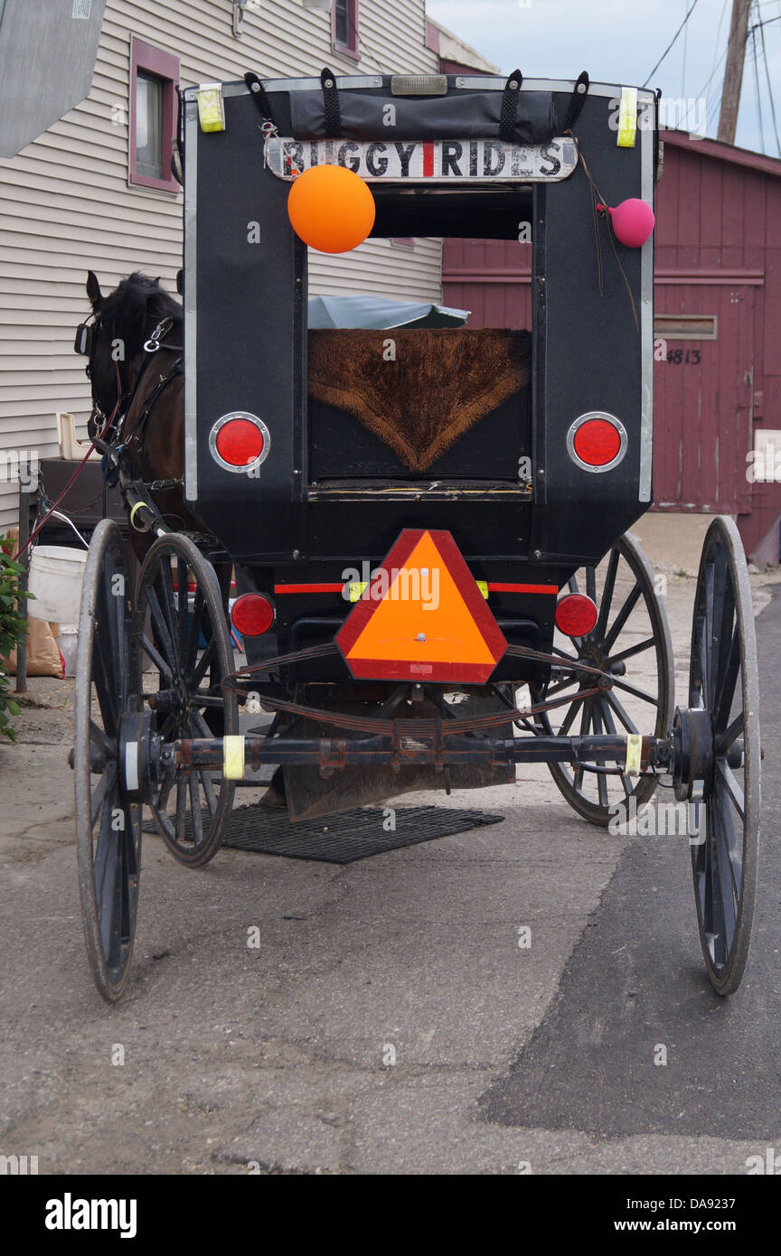 Amish geben Buggy-Fahrten im Holmes County, Ohio, USA. Stockfoto
