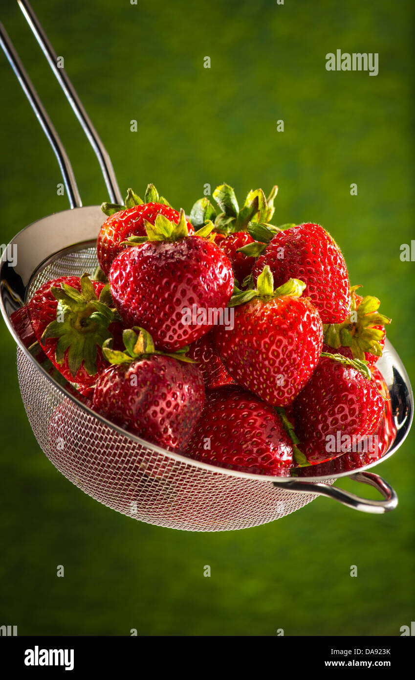 Erdbeeren im Sieb Stockfoto