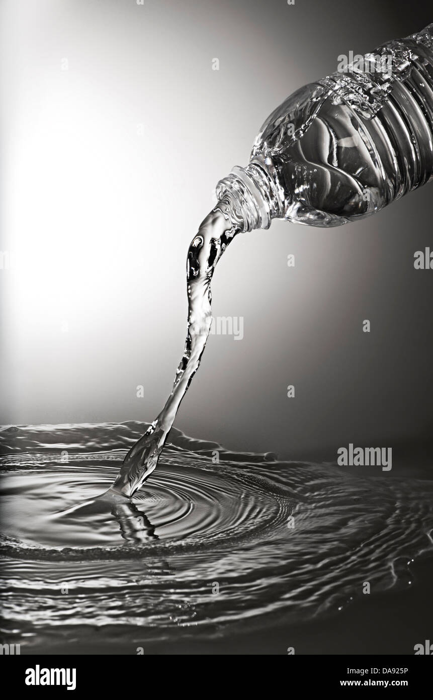 Wasser in Flaschen Wasser gießen Stockfoto