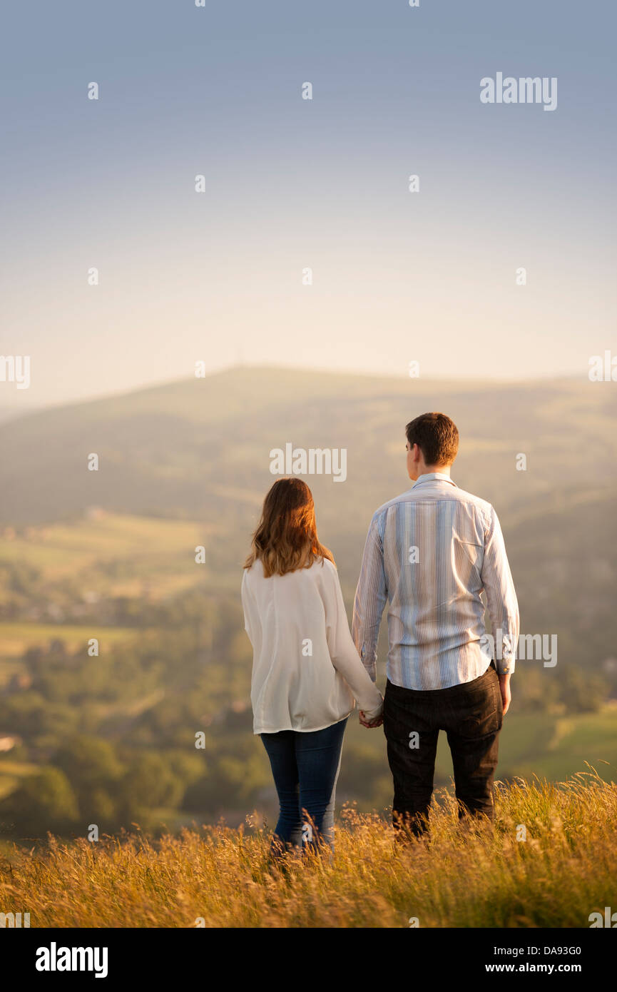 romantische Pärchen blicken auf eine schöne Landschaft Stockfoto