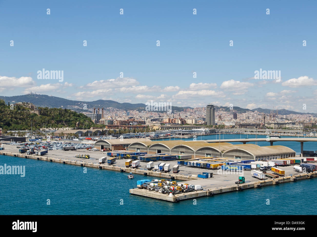 Die Stadt von Barcelona aus dem Meer über Versand docks Stockfoto