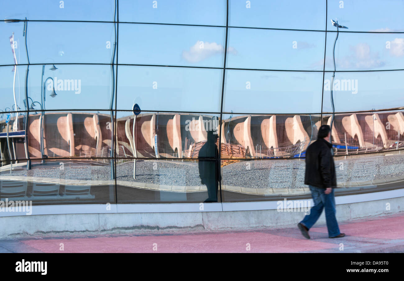 Abbildung des Menschen spiegelt sich in gewölbtes Glasfenster. Stockfoto