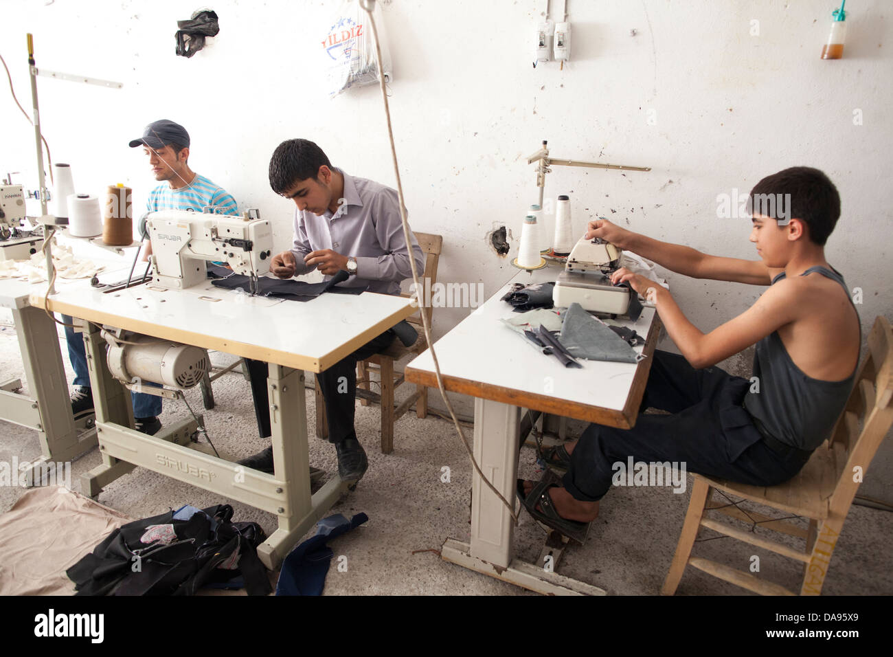 Junge Männer, die arbeitet in einem türkischen Schneider Shop, Gaziantep, Türkei Stockfoto